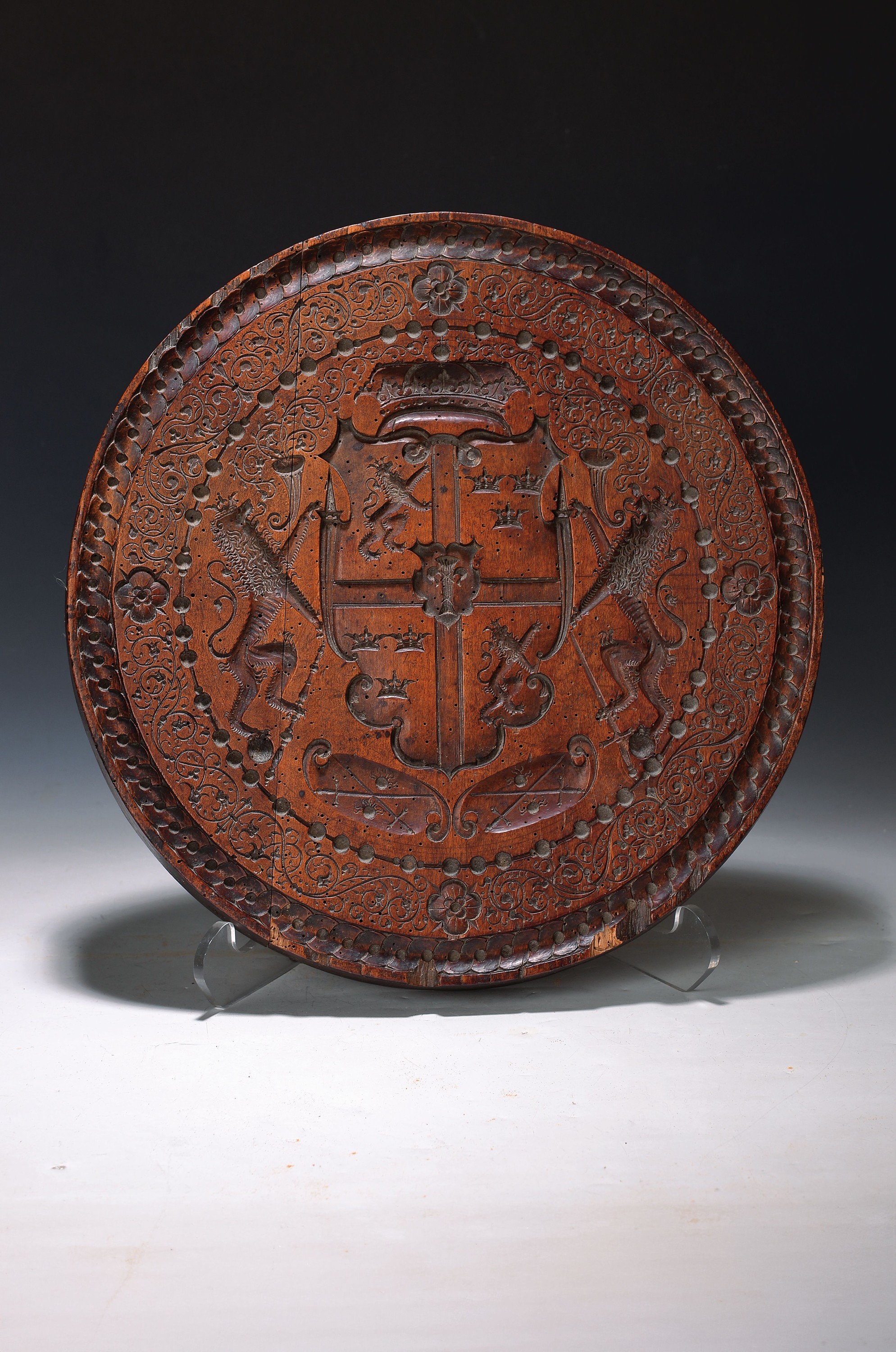 Große Model, deutsch, um 1780-90, Nußbaum reich und fein geschnitzt mit Wappen (2 aufsteigende Löwen, 2x 3 Kronen), darüber Krone, seitlich ...