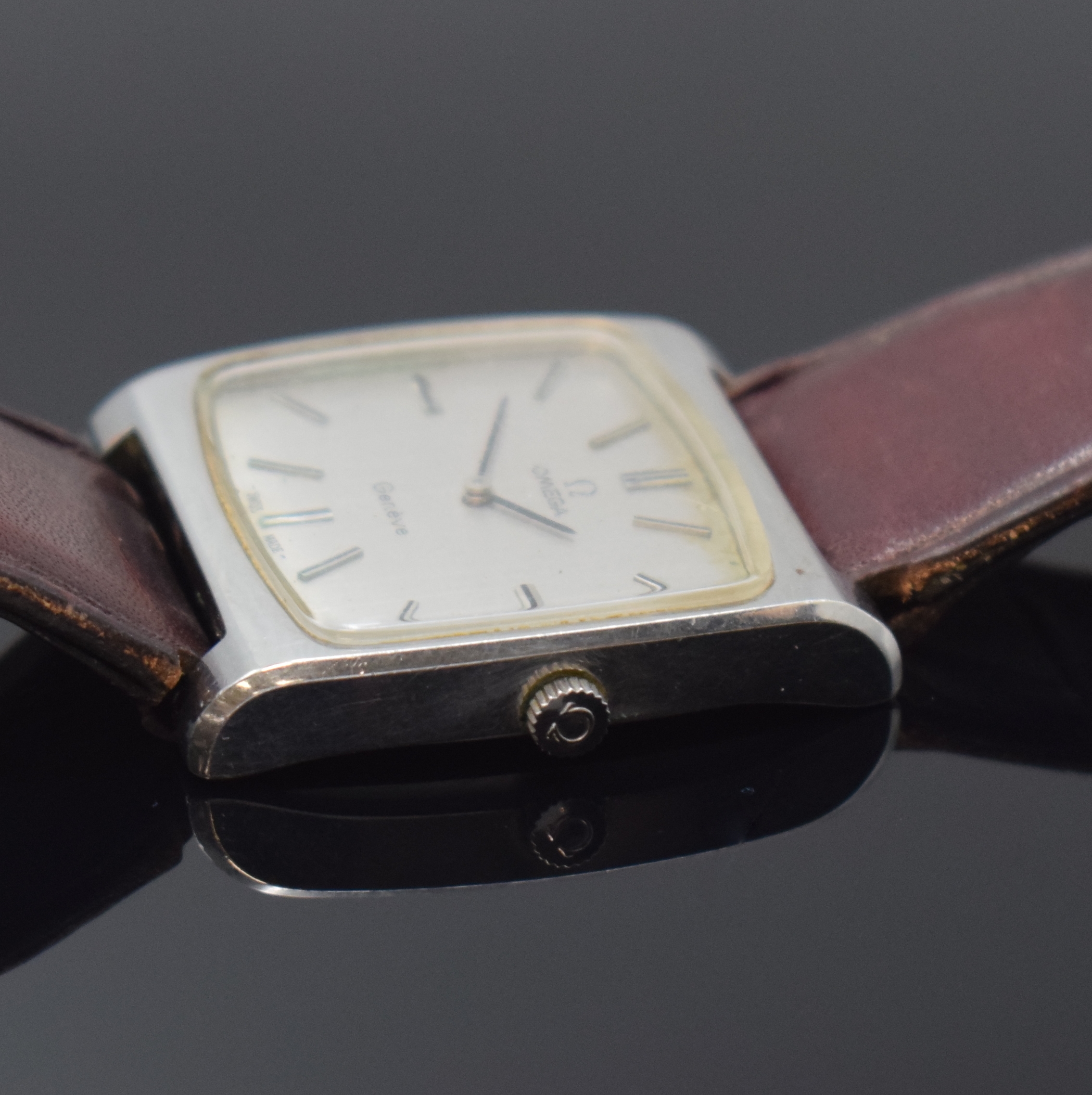 Detail e: OMEGA 2 Armbanduhren Modell De Ville und Geneve, Schweiz um 1969/1972, Handaufzug, 1) De Ville Ref. 111.077, verg. Geh., Stahlboden aufgedr., gold. ...