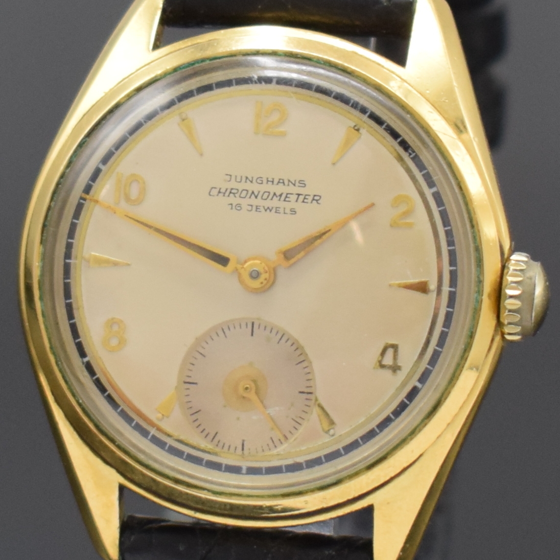 Detail a: JUNGHANS Chronometer Herrenarmbanduhr mit Kaliber 82, Deutschland um 1955, Handaufzug, verg. Gehäuse, Stahlboden geschr., silb. Zifferbl. m. aufges. ...