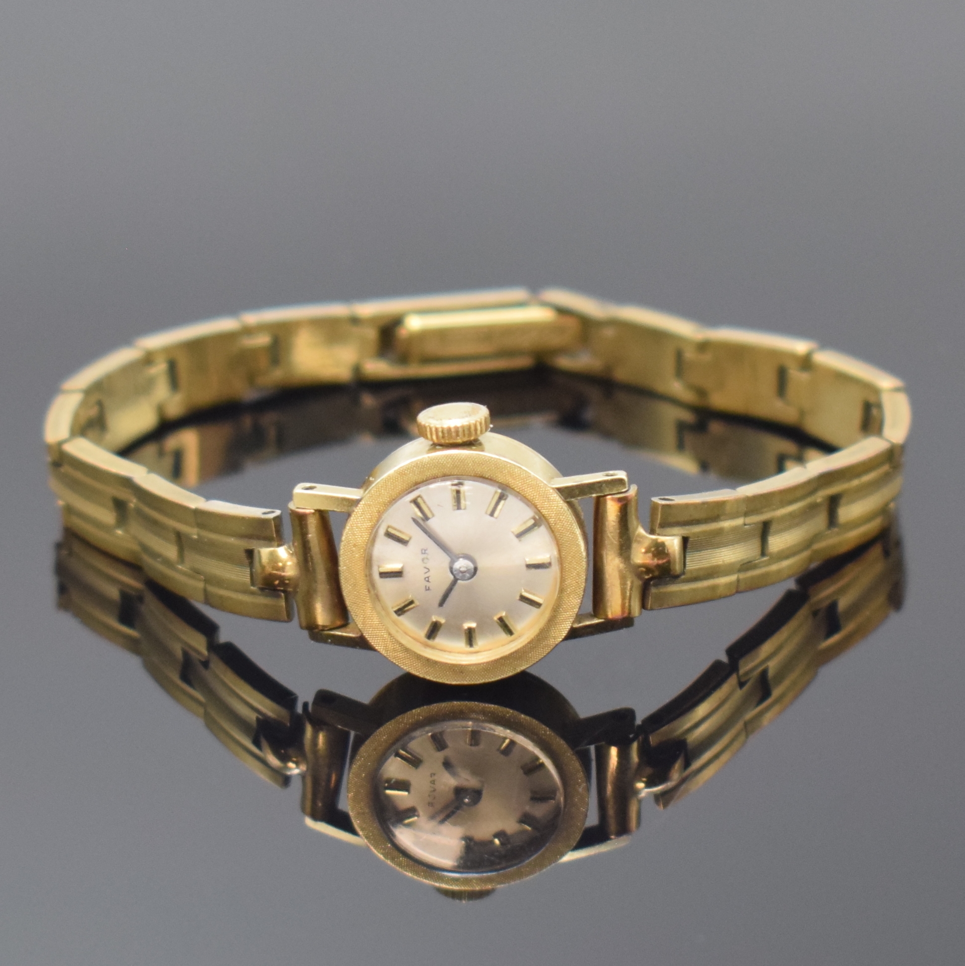 FAVOR Damenarmbanduhr in GG 585/000, Schweiz um 1965, Handaufzug, Goldband in GG 333/000, Boden aufgedr., silb. Zifferbl. m. aufges. Std.-Ind., ...