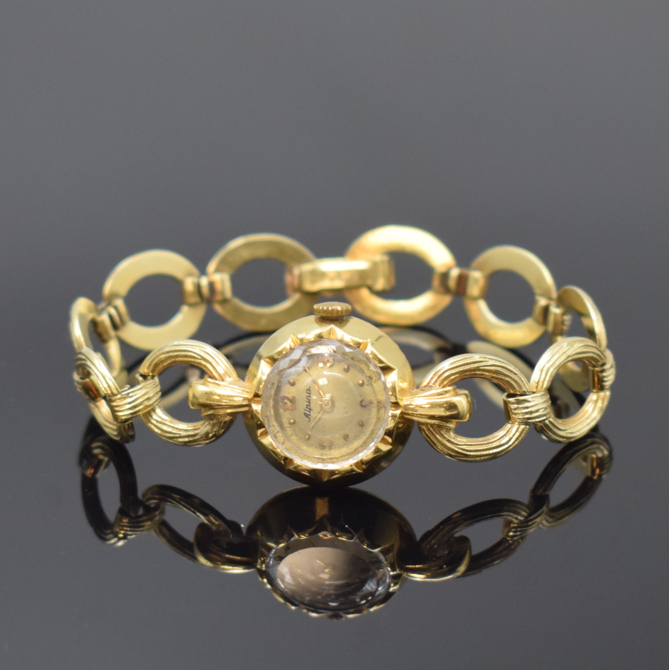 ALPINA ausgefallene Damenarmbanduhr in GG 585/000, Schweiz um 1955, Handaufzug, Boden aufgedr., silb. Zifferbl. pat./fl., gold. Std.-Ind. u. arab. ...