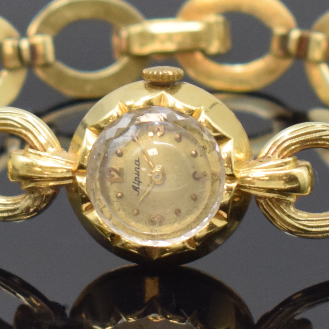 Detail a: ALPINA ausgefallene Damenarmbanduhr in GG 585/000, Schweiz um 1955, Handaufzug, Boden aufgedr., silb. Zifferbl. pat./fl., gold. Std.-Ind. u. arab. ...