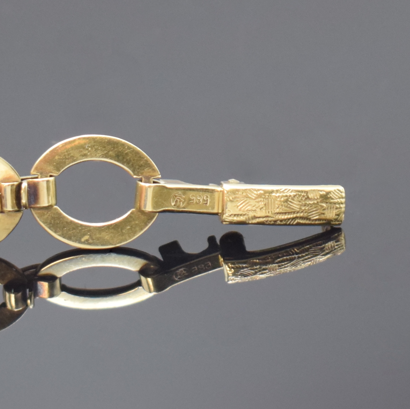 Detail b: ALPINA ausgefallene Damenarmbanduhr in GG 585/000, Schweiz um 1955, Handaufzug, Boden aufgedr., silb. Zifferbl. pat./fl., gold. Std.-Ind. u. arab. ...