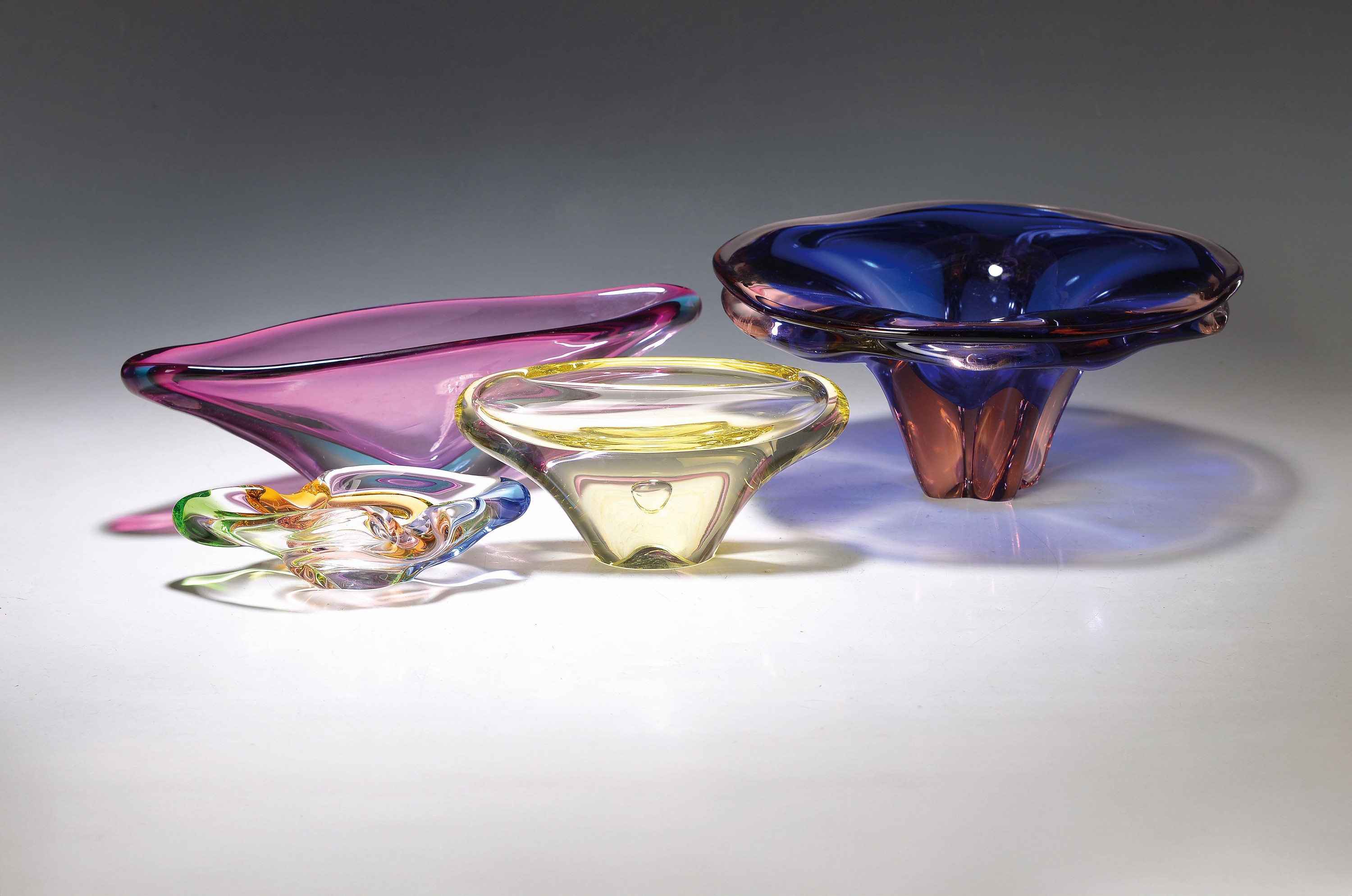 4 Glasschalen, 1960/70er-Jahre, Murano, Glas, unterschiedlich eingefärbt, große Fußschale D. 30 cm, 3 unterschiedlich große navettenförmige ...
