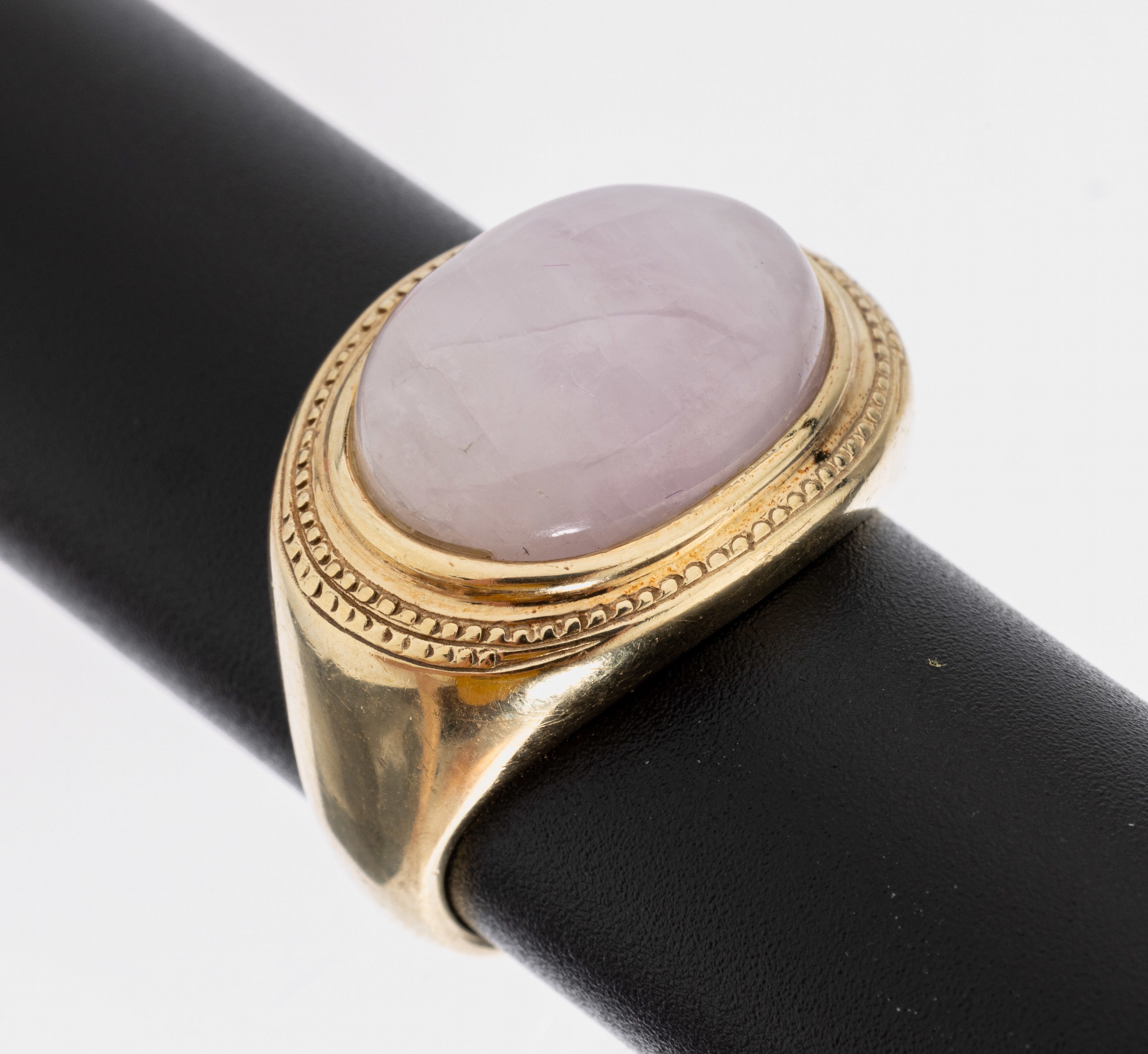 9 kt Gold Rosenquarz-Ring, GG 375/000, Rosenquarz-Cabochon ca. 8.0 ct, RW 56, ca. 8.2g