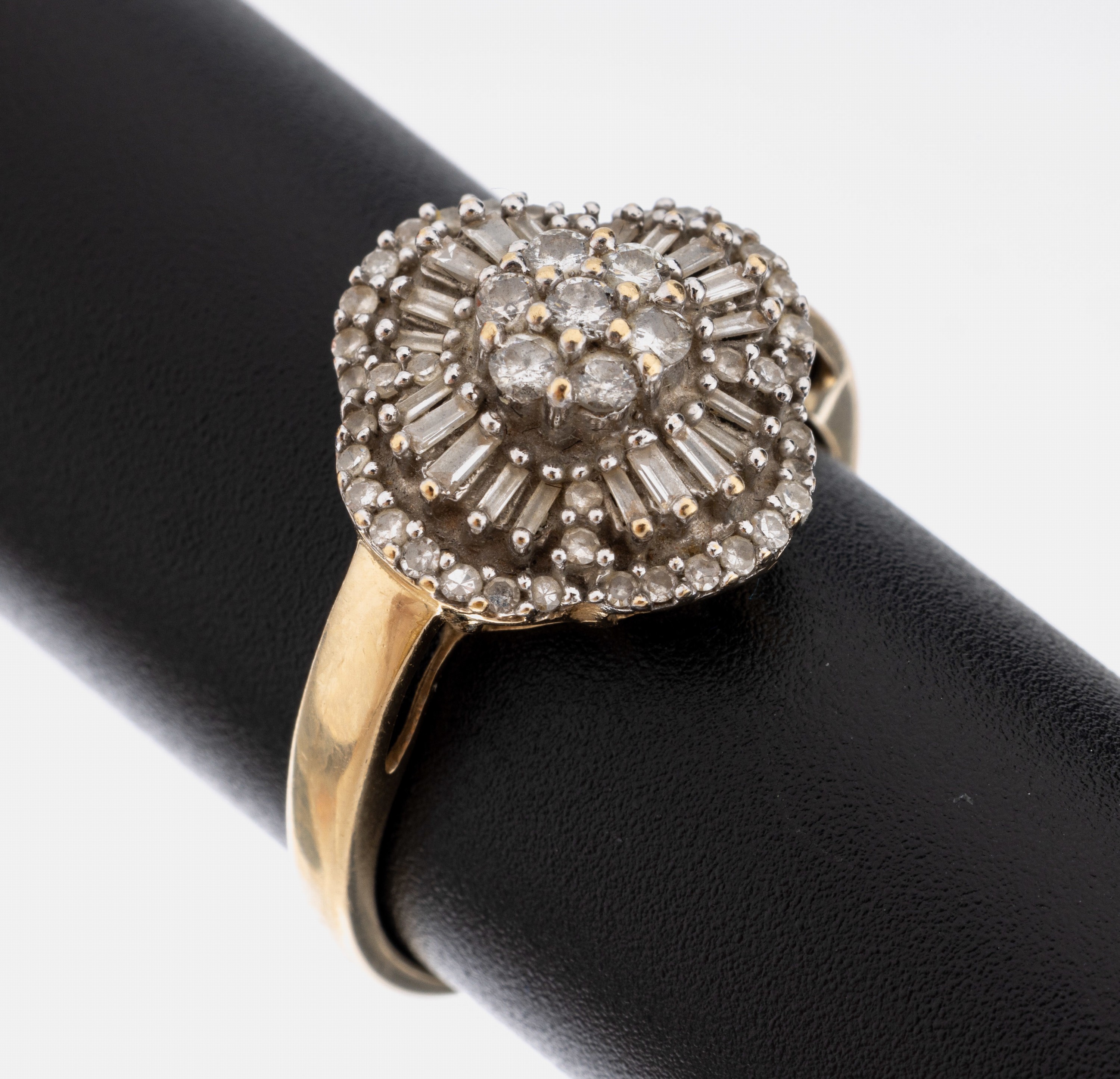 14 kt Gold Diamant-Ring, GG/WG 585/000, 7 Brillanten, 40 8/8-Diamanten und 20 Diamant-Trapeze zus. ca. 0.54 ct Weiß/p1, ca. 3.4 g, RW 56, passend ...