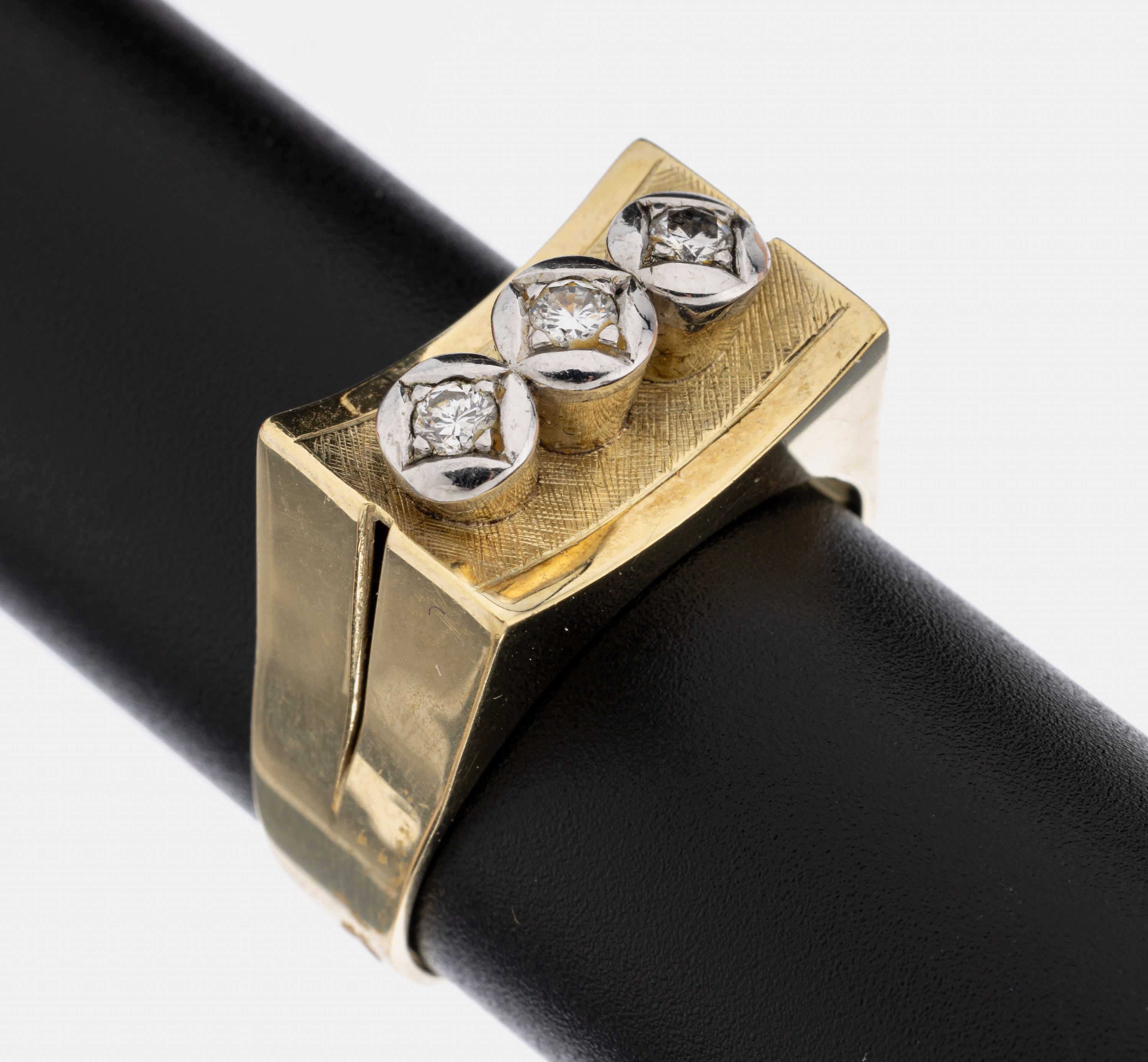14 kt Gold Brillant Ring, GG/WG 585/000, 3 in WG gefasste Brillanten zus. ca. 0.20 ct Weiß/si, ca. 8.7 g, RW 66