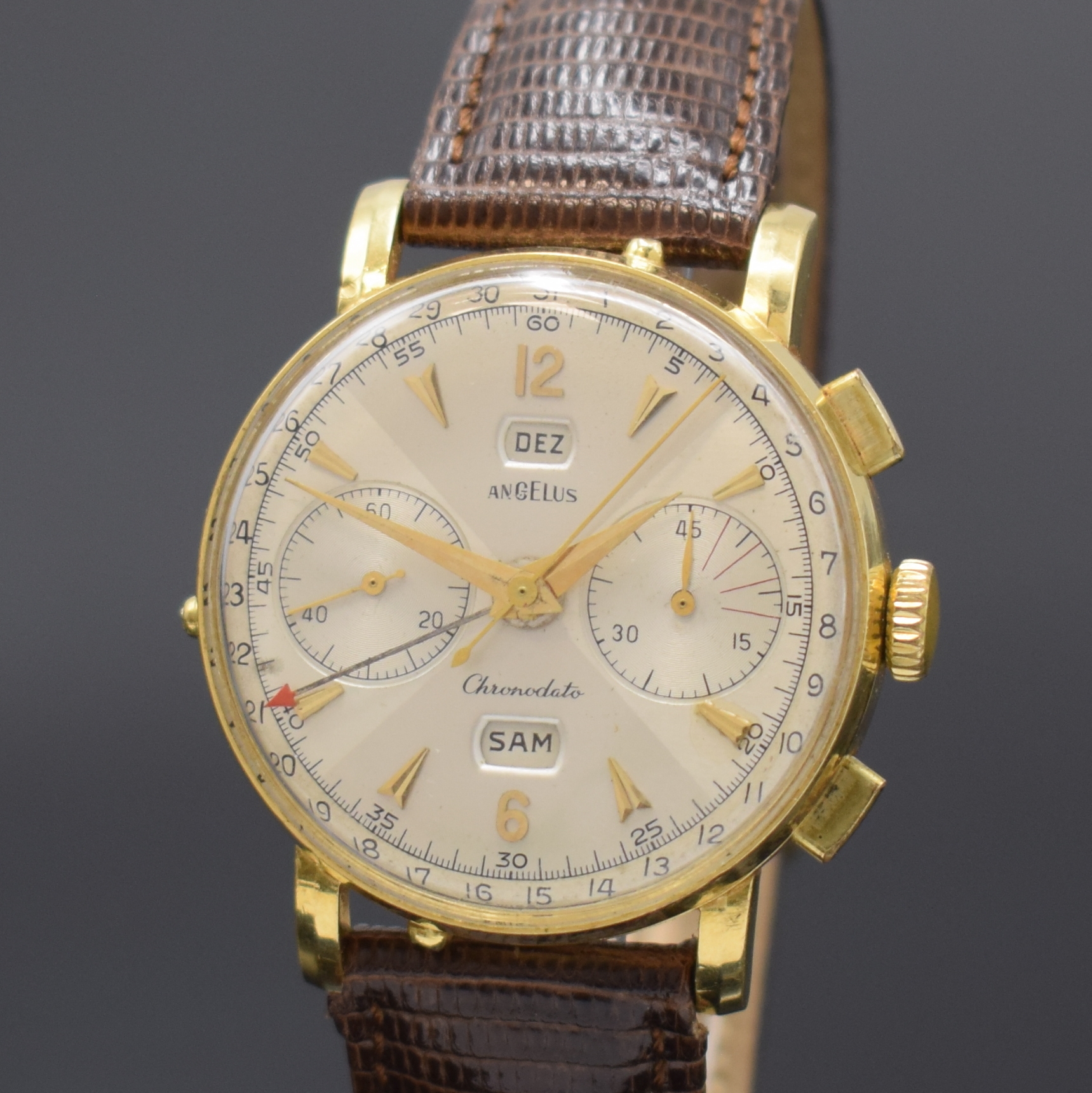Detail a: ANGELUS Chronodato seltener Armbandchronograph mit Kalender in GG 750/000, Schweiz um 1945, Handaufzug, 3-teil. Gehäuse l. dell., Boden und Glasrand ...