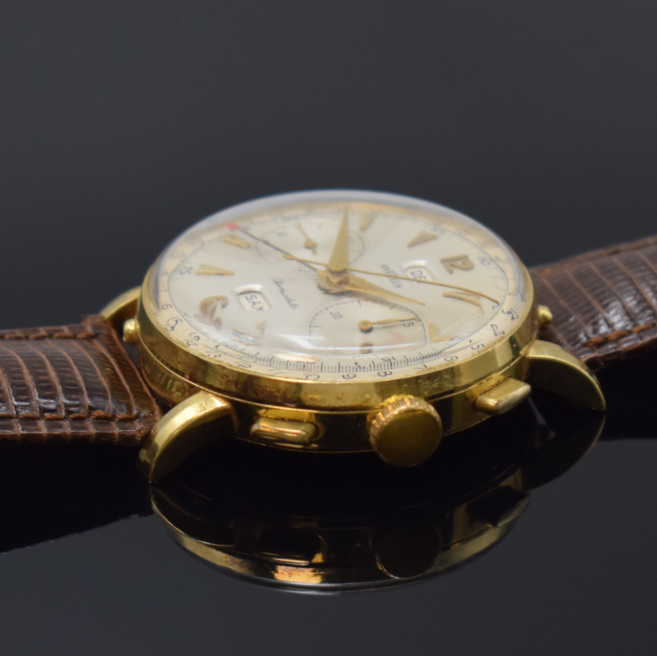Detail b: ANGELUS Chronodato seltener Armbandchronograph mit Kalender in GG 750/000, Schweiz um 1945, Handaufzug, 3-teil. Gehäuse l. dell., Boden und Glasrand ...