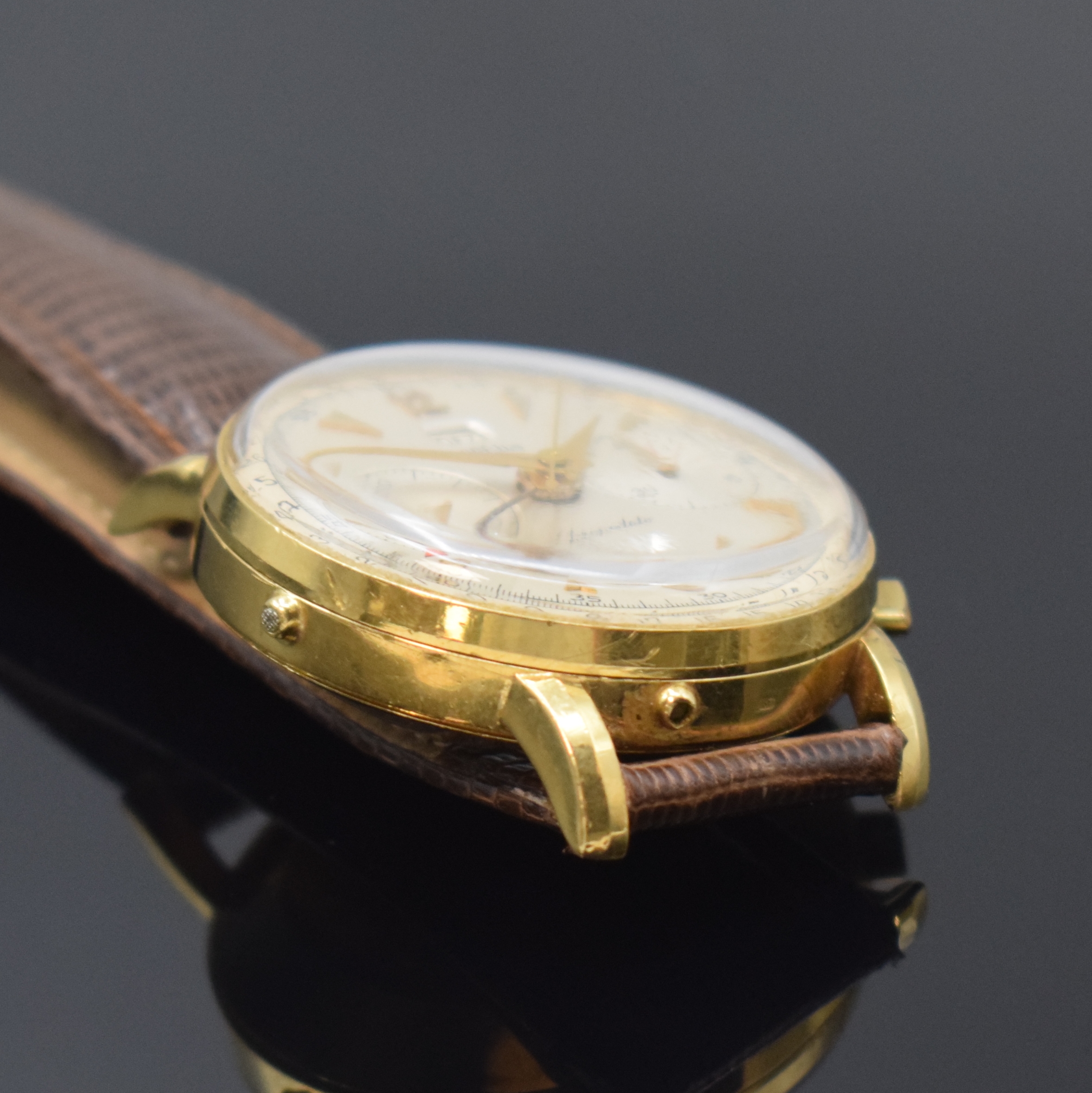 Detail c: ANGELUS Chronodato seltener Armbandchronograph mit Kalender in GG 750/000, Schweiz um 1945, Handaufzug, 3-teil. Gehäuse l. dell., Boden und Glasrand ...