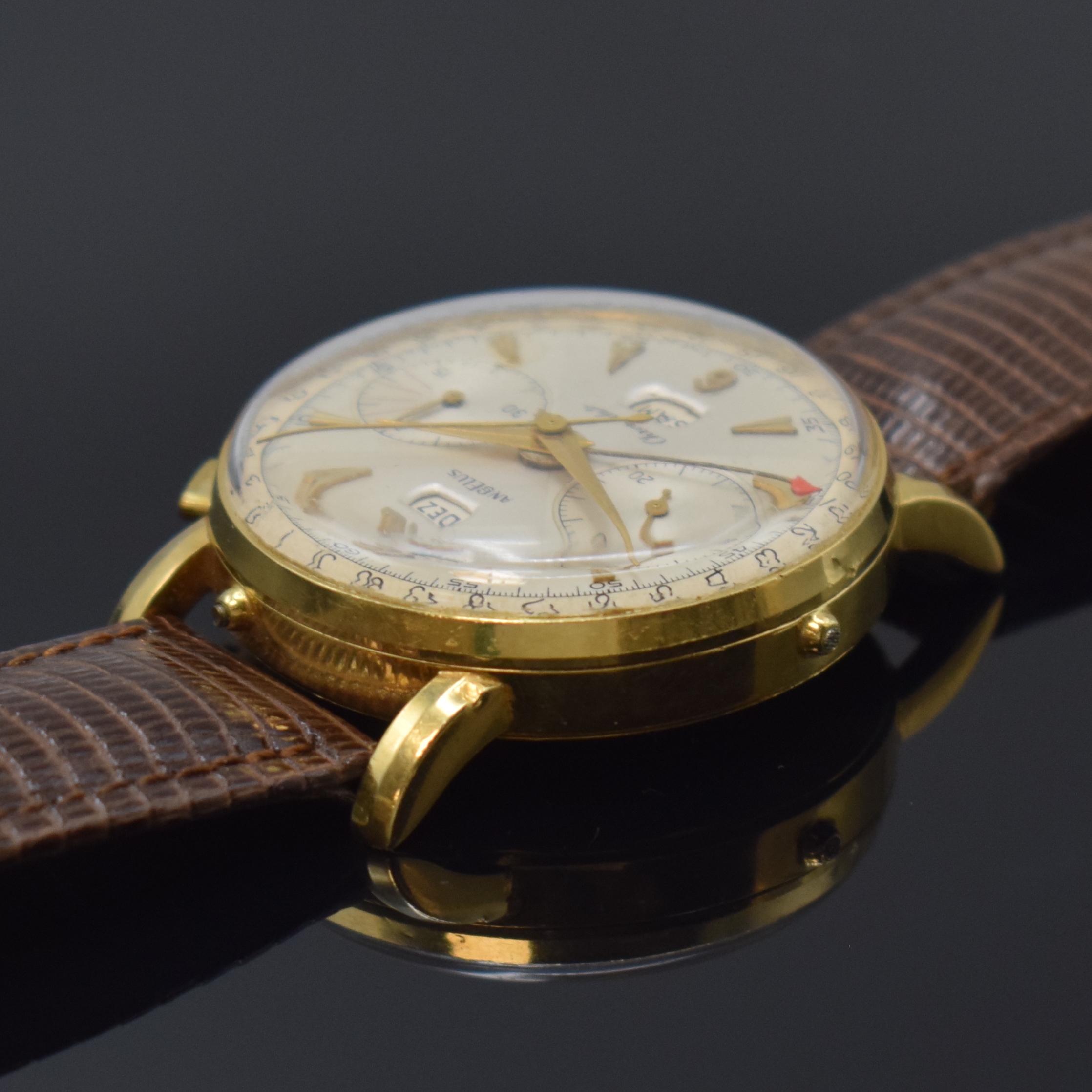 Detail d: ANGELUS Chronodato seltener Armbandchronograph mit Kalender in GG 750/000, Schweiz um 1945, Handaufzug, 3-teil. Gehäuse l. dell., Boden und Glasrand ...