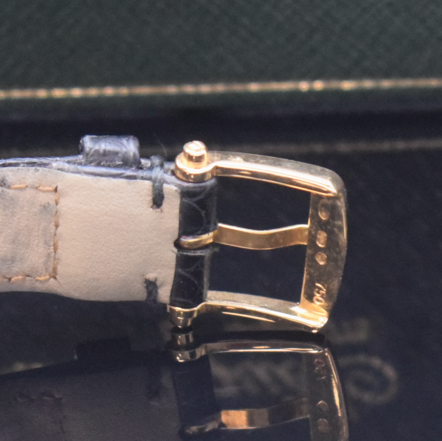 Detail b: BREGUET Heritage Armbanduhr in GG 750/000 Referenz 3490, Schweiz um 1990, Handaufzug, Boden 8-fach versch., orig. Lederband m. Dornschl. in Gold, ...