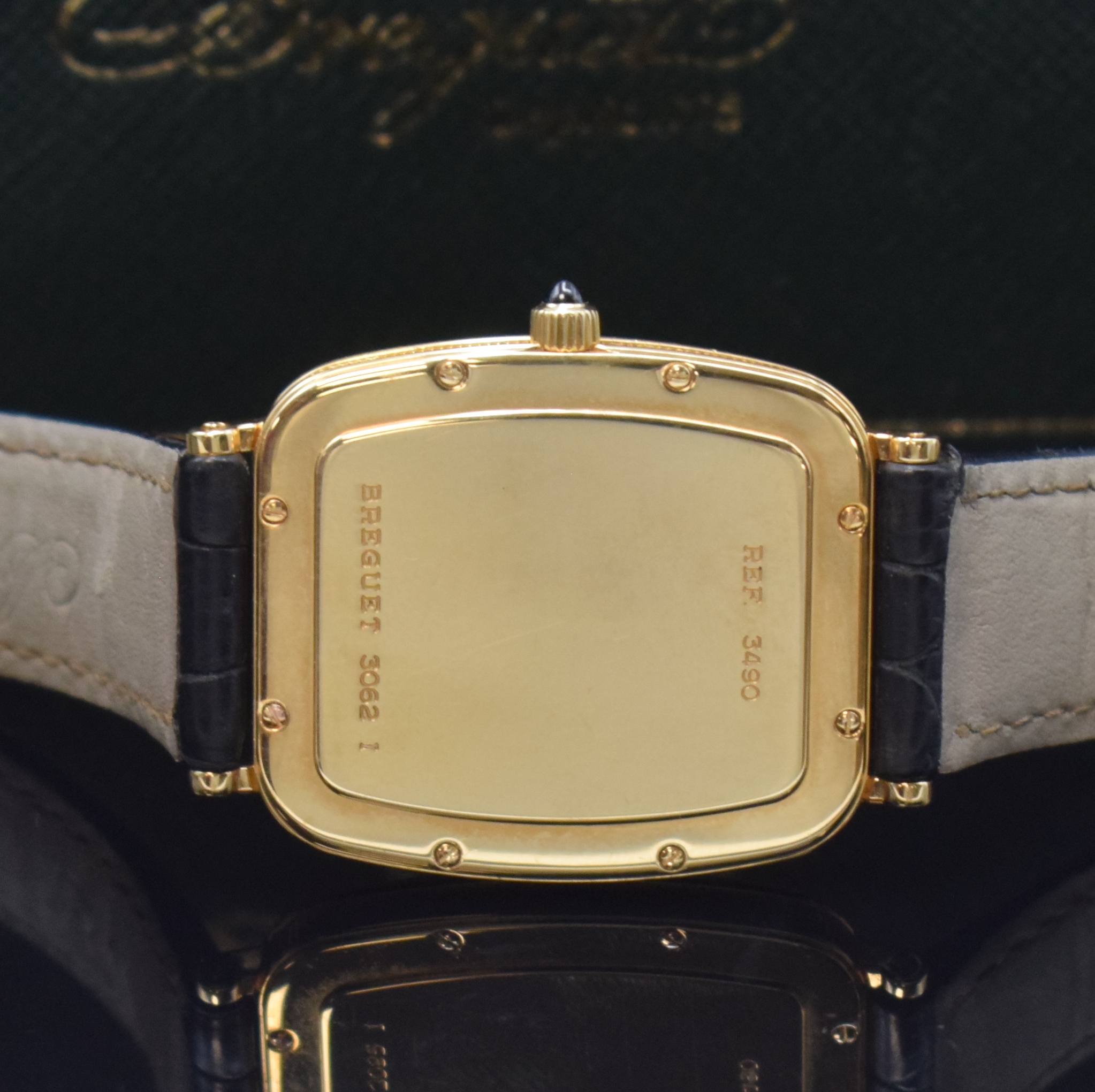 Detail d: BREGUET Heritage Armbanduhr in GG 750/000 Referenz 3490, Schweiz um 1990, Handaufzug, Boden 8-fach versch., orig. Lederband m. Dornschl. in Gold, ...