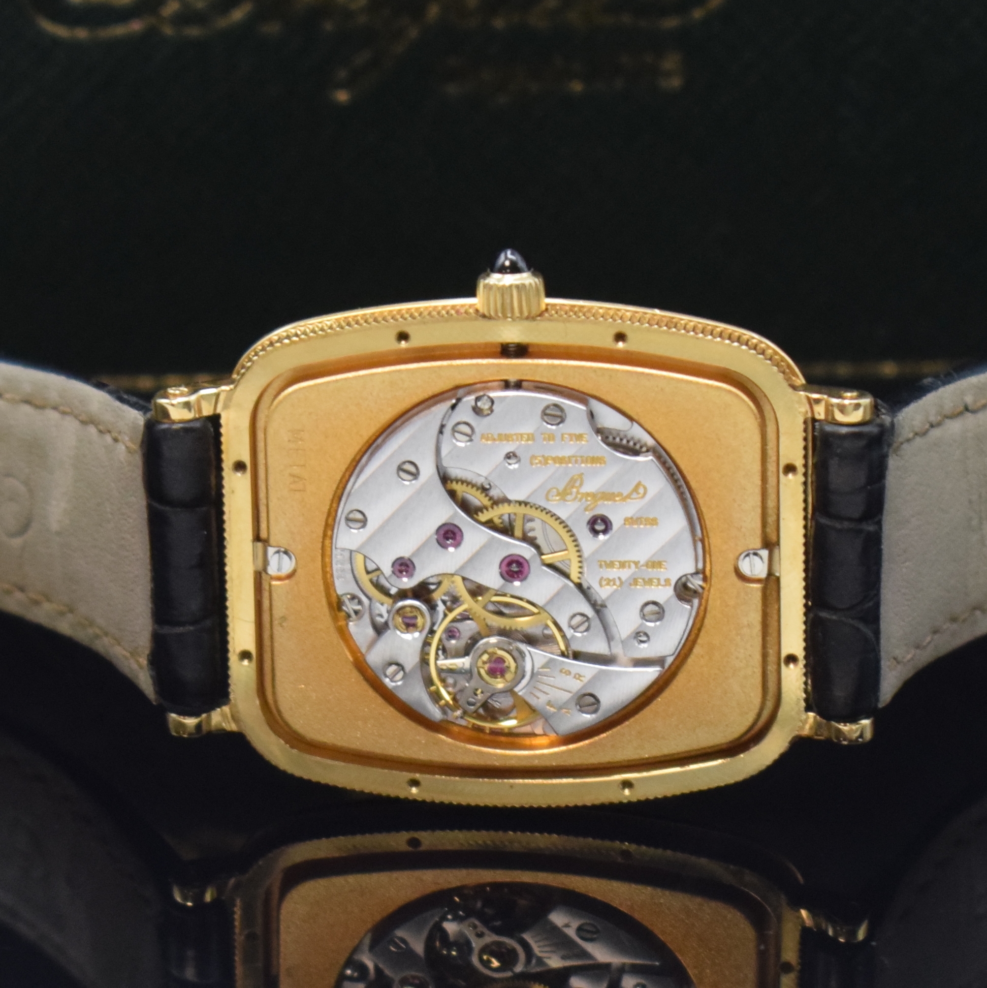 Detail e: BREGUET Heritage Armbanduhr in GG 750/000 Referenz 3490, Schweiz um 1990, Handaufzug, Boden 8-fach versch., orig. Lederband m. Dornschl. in Gold, ...