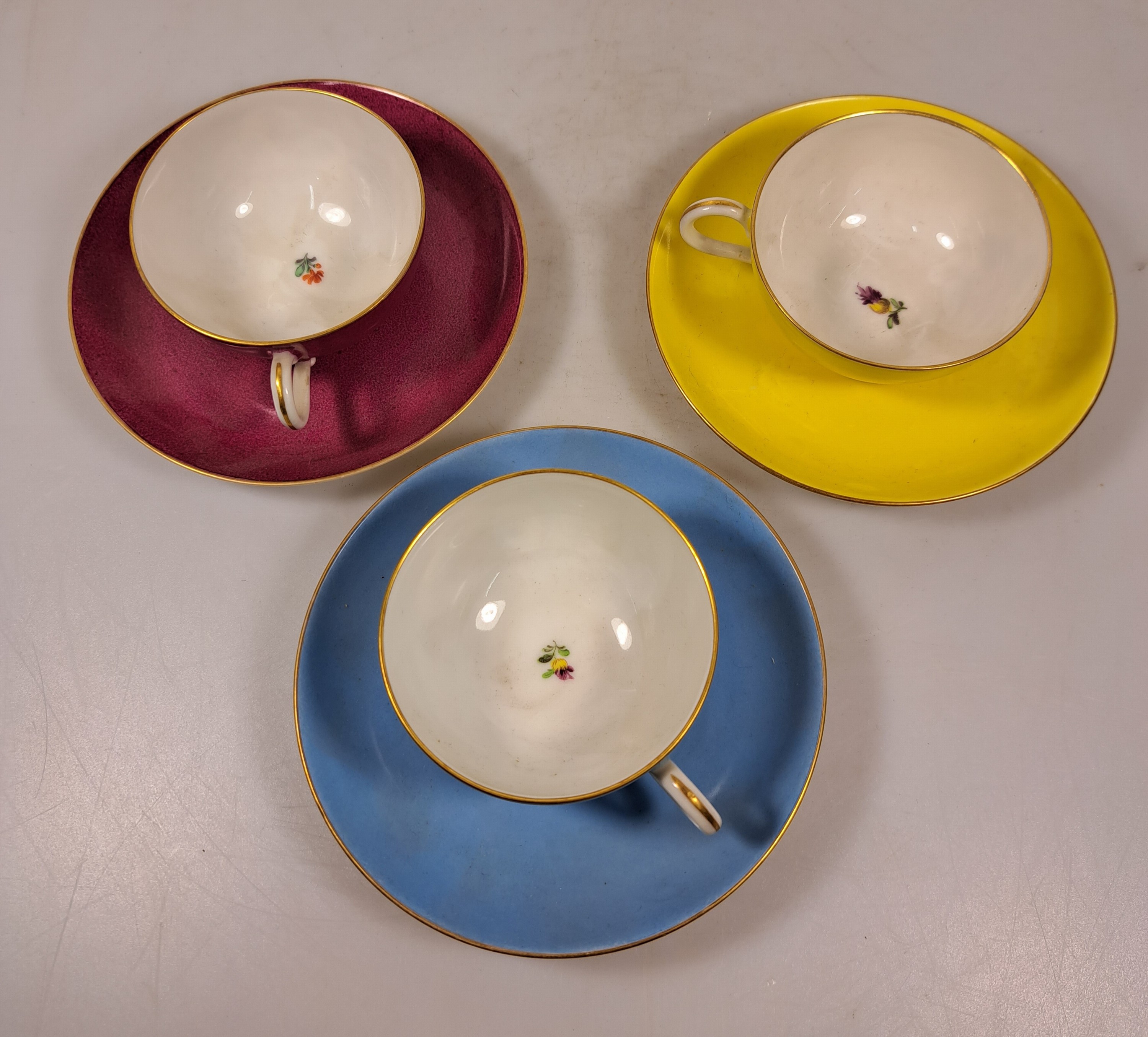 Detail a: 10 Mokkatassen, 2. Hälfte 20. Jh., u.a. Meissen B-Form; KPM 2. Wahl; Coalport; drei Nymphenburger Tassen mit Blumenmalerei in Gelb, Blau und Purpur; ...