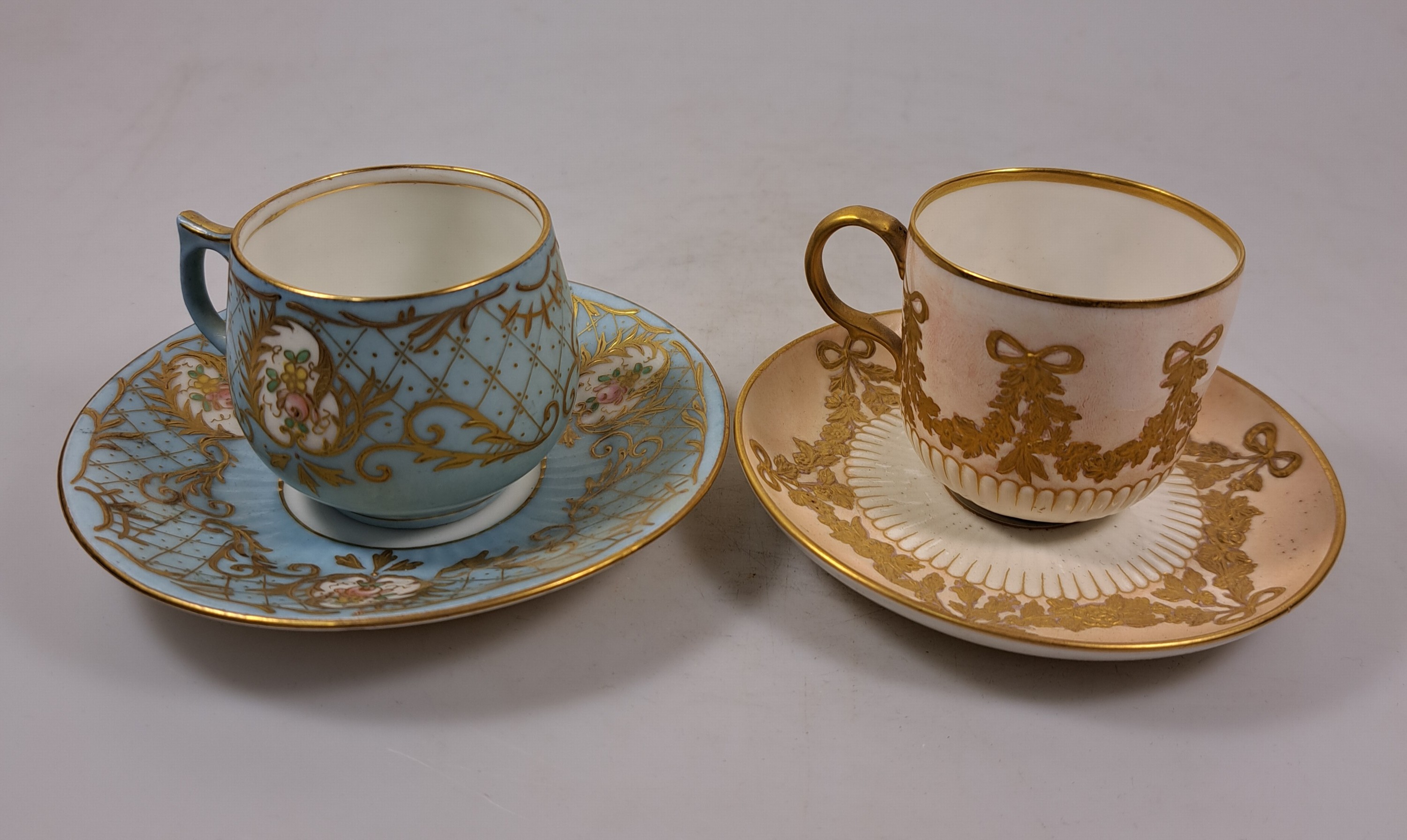 Detail d: 10 Mokkatassen, 2. Hälfte 20. Jh., u.a. Meissen B-Form; KPM 2. Wahl; Coalport; drei Nymphenburger Tassen mit Blumenmalerei in Gelb, Blau und Purpur; ...