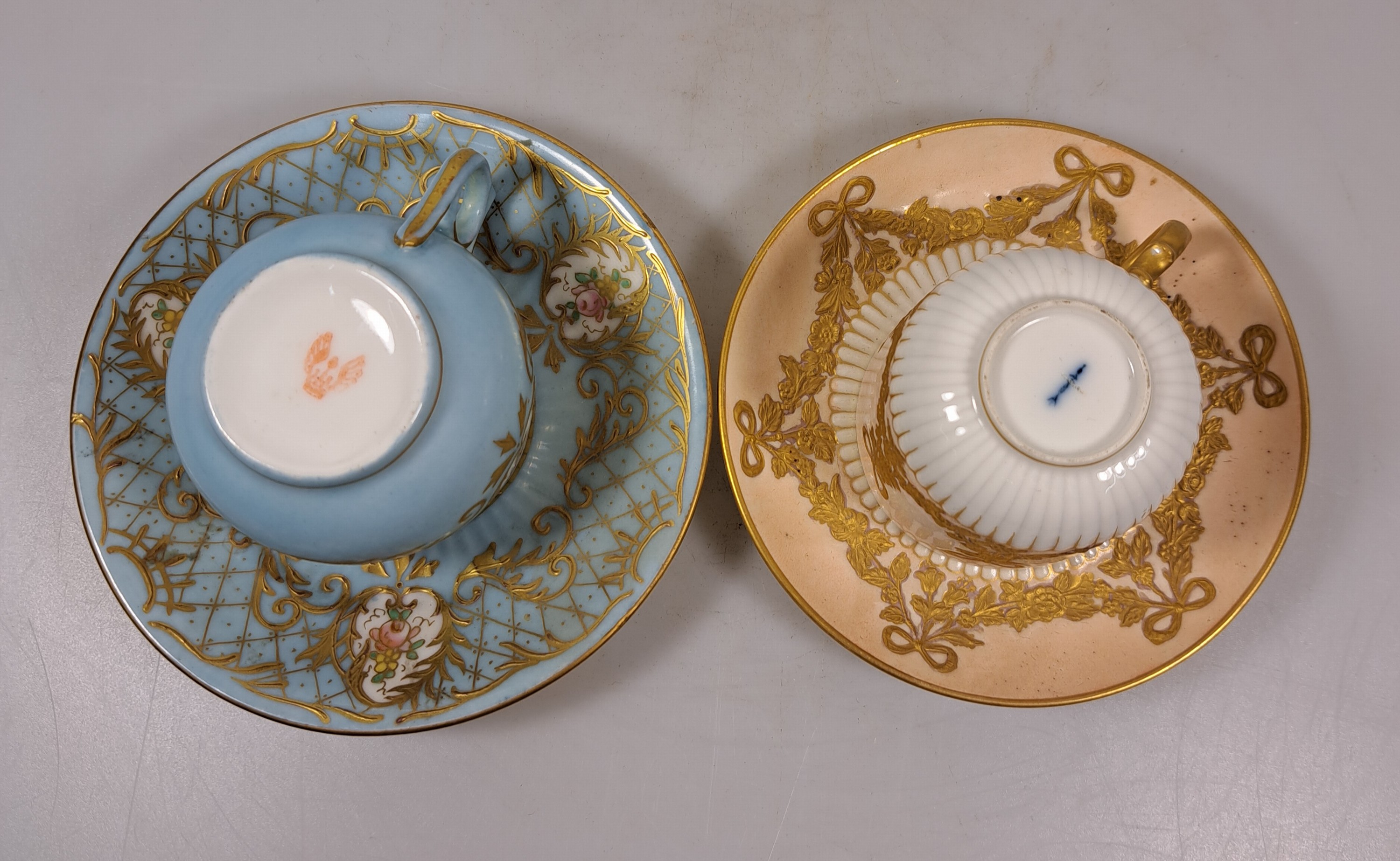 Detail e: 10 Mokkatassen, 2. Hälfte 20. Jh., u.a. Meissen B-Form; KPM 2. Wahl; Coalport; drei Nymphenburger Tassen mit Blumenmalerei in Gelb, Blau und Purpur; ...