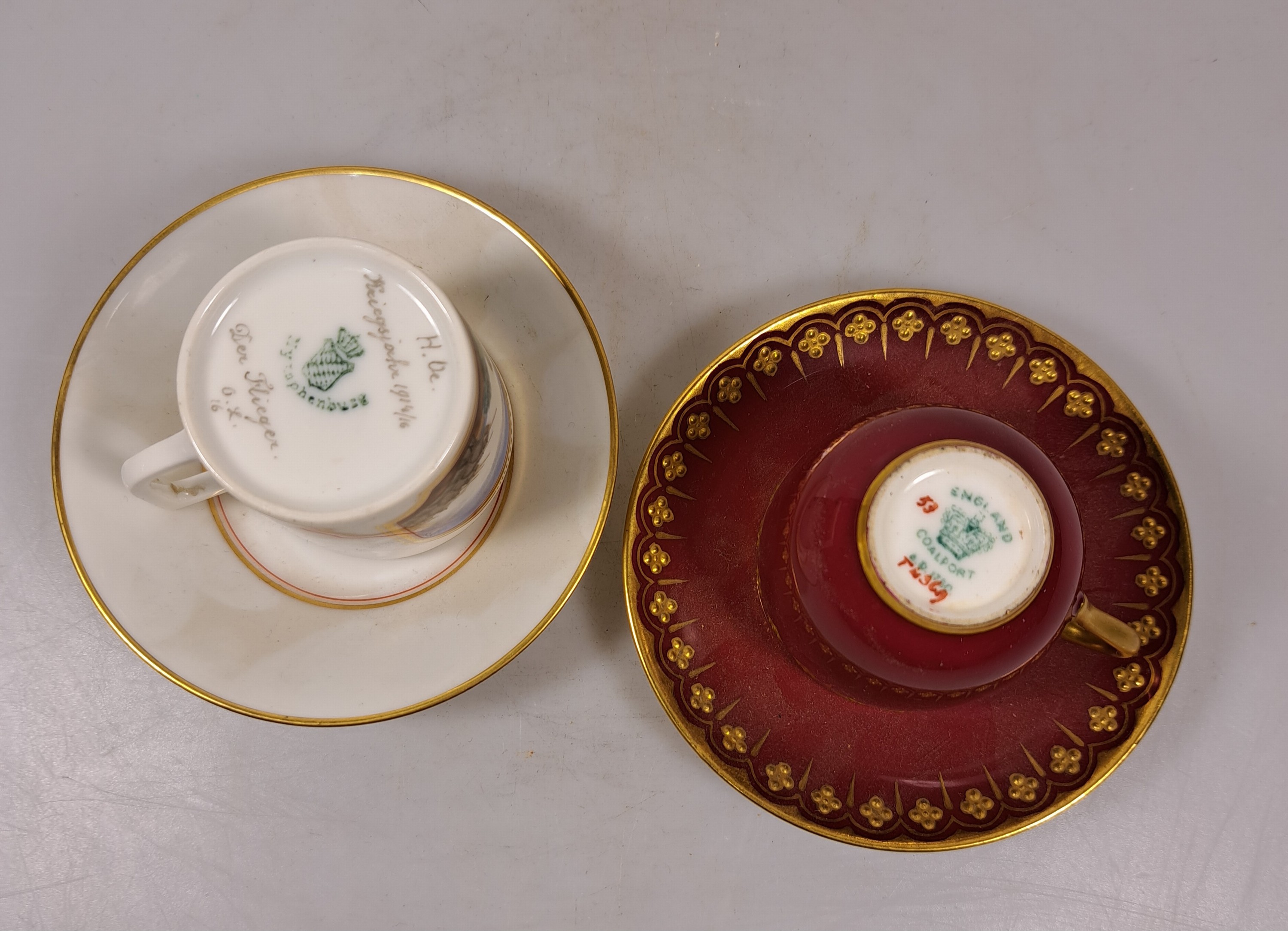 Detail g: 10 Mokkatassen, 2. Hälfte 20. Jh., u.a. Meissen B-Form; KPM 2. Wahl; Coalport; drei Nymphenburger Tassen mit Blumenmalerei in Gelb, Blau und Purpur; ...