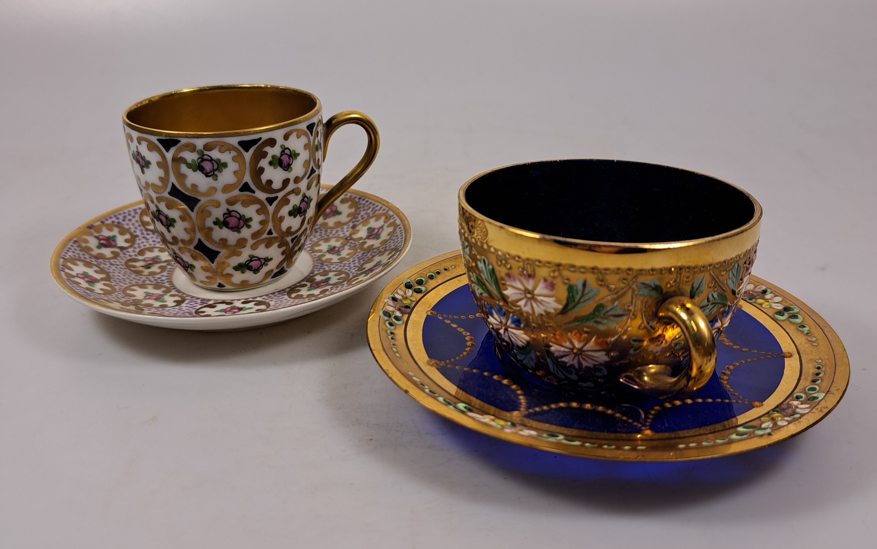 Detail h: 10 Mokkatassen, 2. Hälfte 20. Jh., u.a. Meissen B-Form; KPM 2. Wahl; Coalport; drei Nymphenburger Tassen mit Blumenmalerei in Gelb, Blau und Purpur; ...