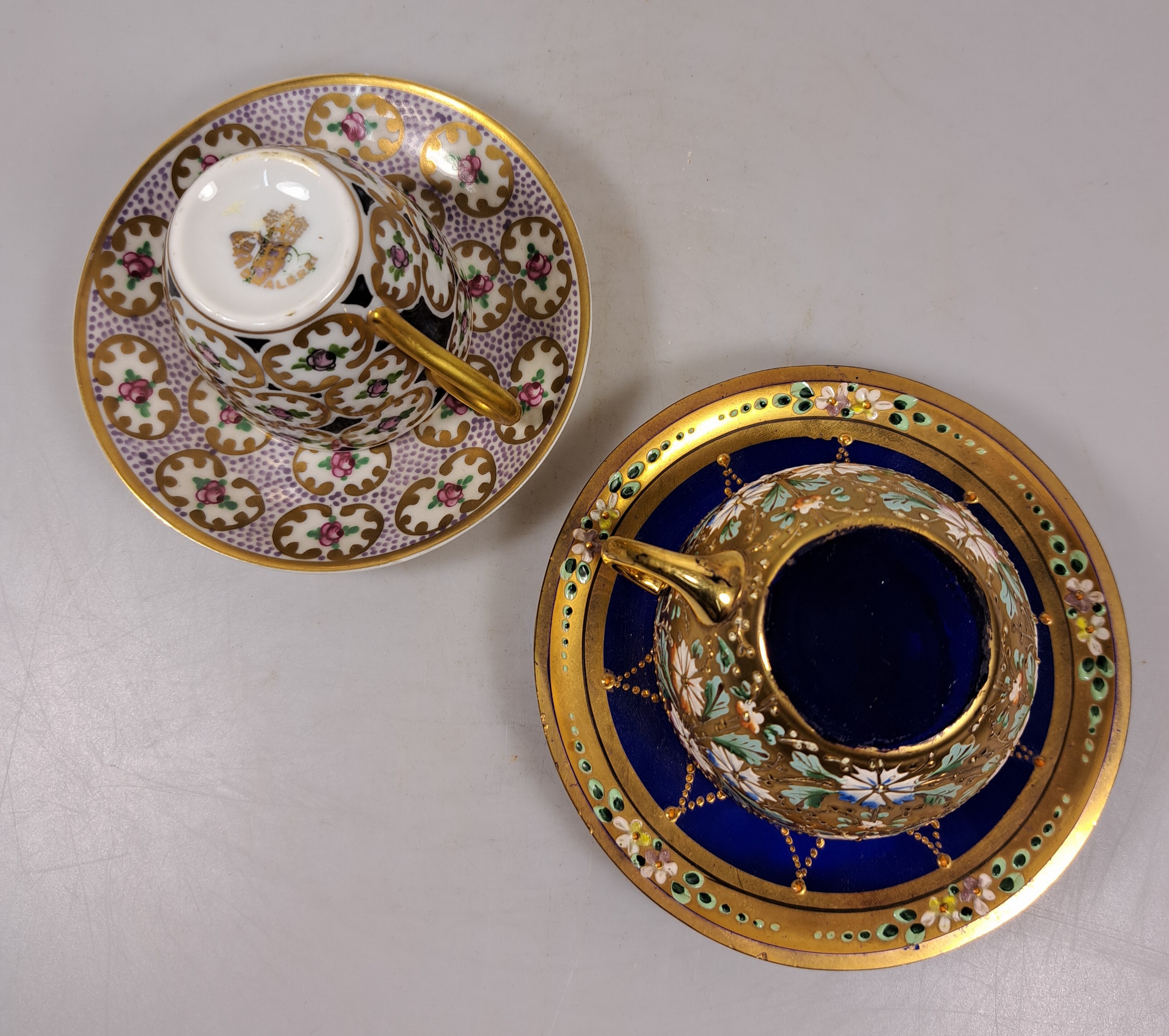 Detail i: 10 Mokkatassen, 2. Hälfte 20. Jh., u.a. Meissen B-Form; KPM 2. Wahl; Coalport; drei Nymphenburger Tassen mit Blumenmalerei in Gelb, Blau und Purpur; ...
