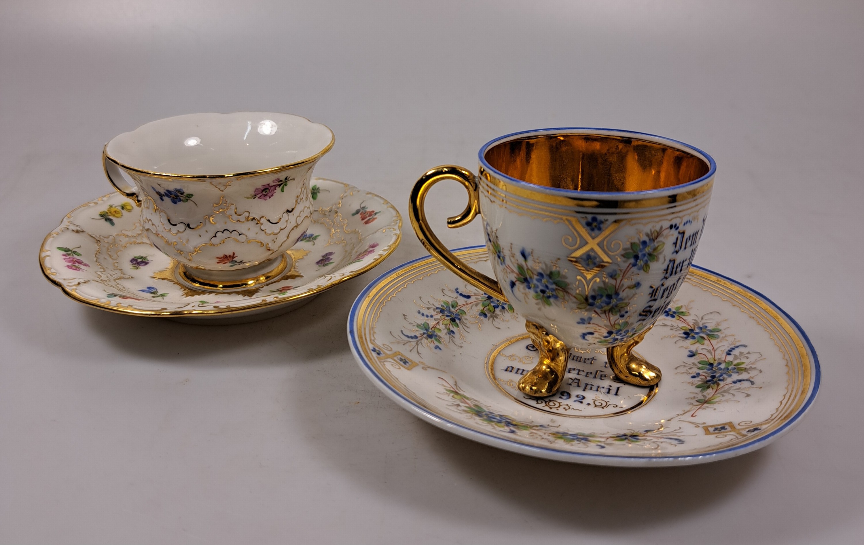 Detail j: 10 Mokkatassen, 2. Hälfte 20. Jh., u.a. Meissen B-Form; KPM 2. Wahl; Coalport; drei Nymphenburger Tassen mit Blumenmalerei in Gelb, Blau und Purpur; ...