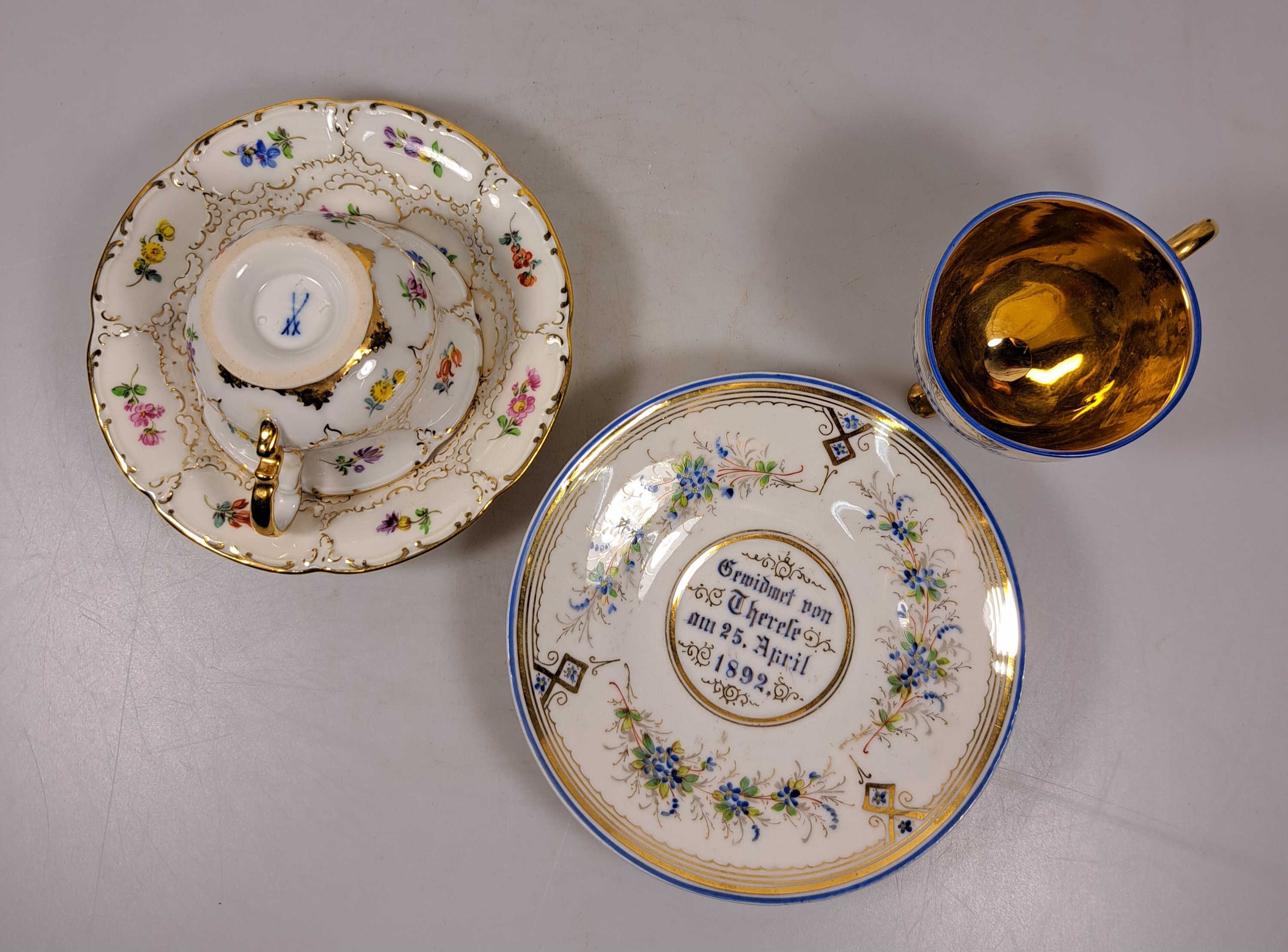 Detail k: 10 Mokkatassen, 2. Hälfte 20. Jh., u.a. Meissen B-Form; KPM 2. Wahl; Coalport; drei Nymphenburger Tassen mit Blumenmalerei in Gelb, Blau und Purpur; ...