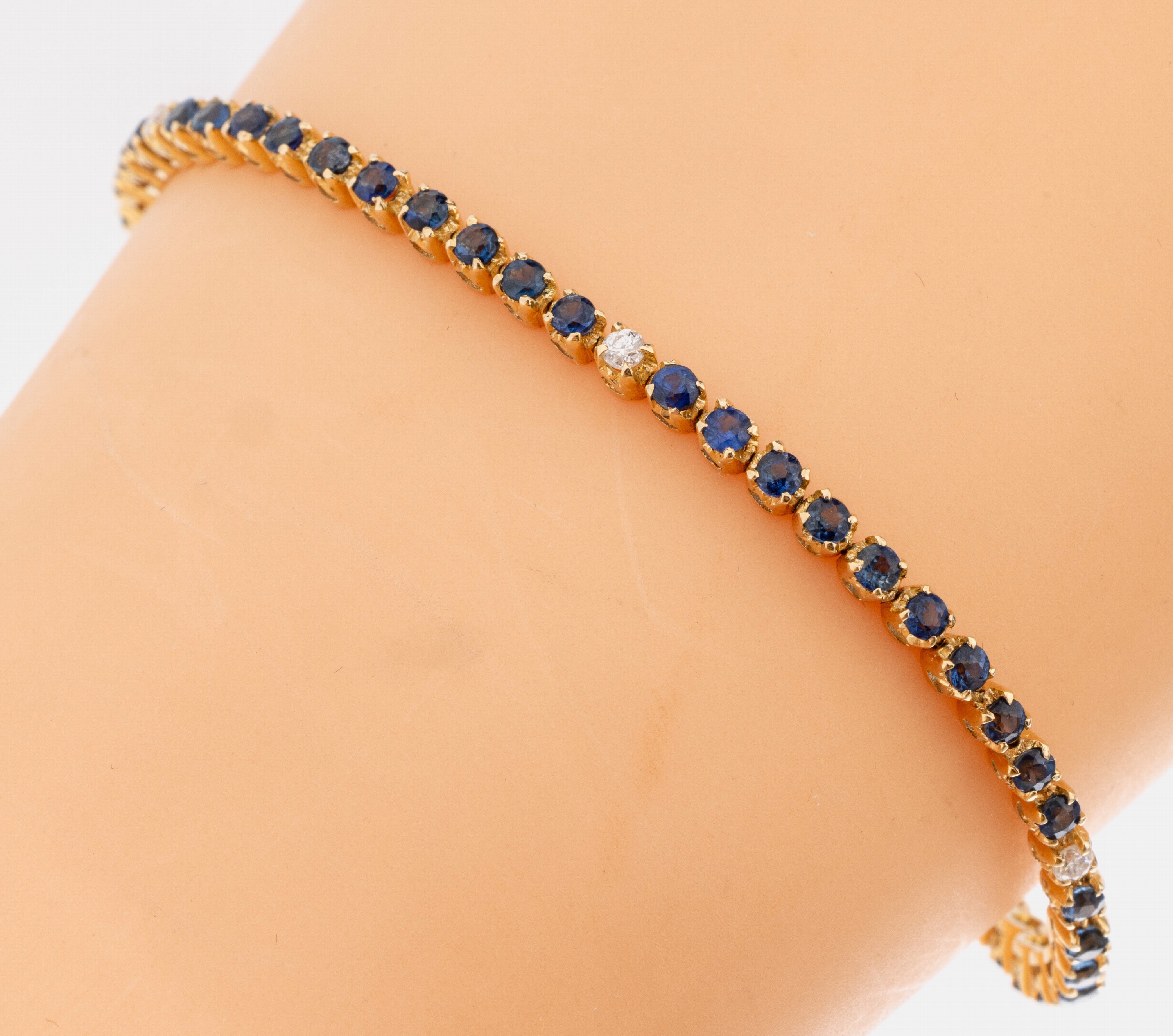 14 kt Gold Saphir-Brillant-Armband, GG 585/000, 6 Brillanten zus. ca. 0.12 ct Weiß/p1, 61 Saphire zus. ca. 1.60 ct, ca. 6.9 g, L. ca. 19 cm, ...