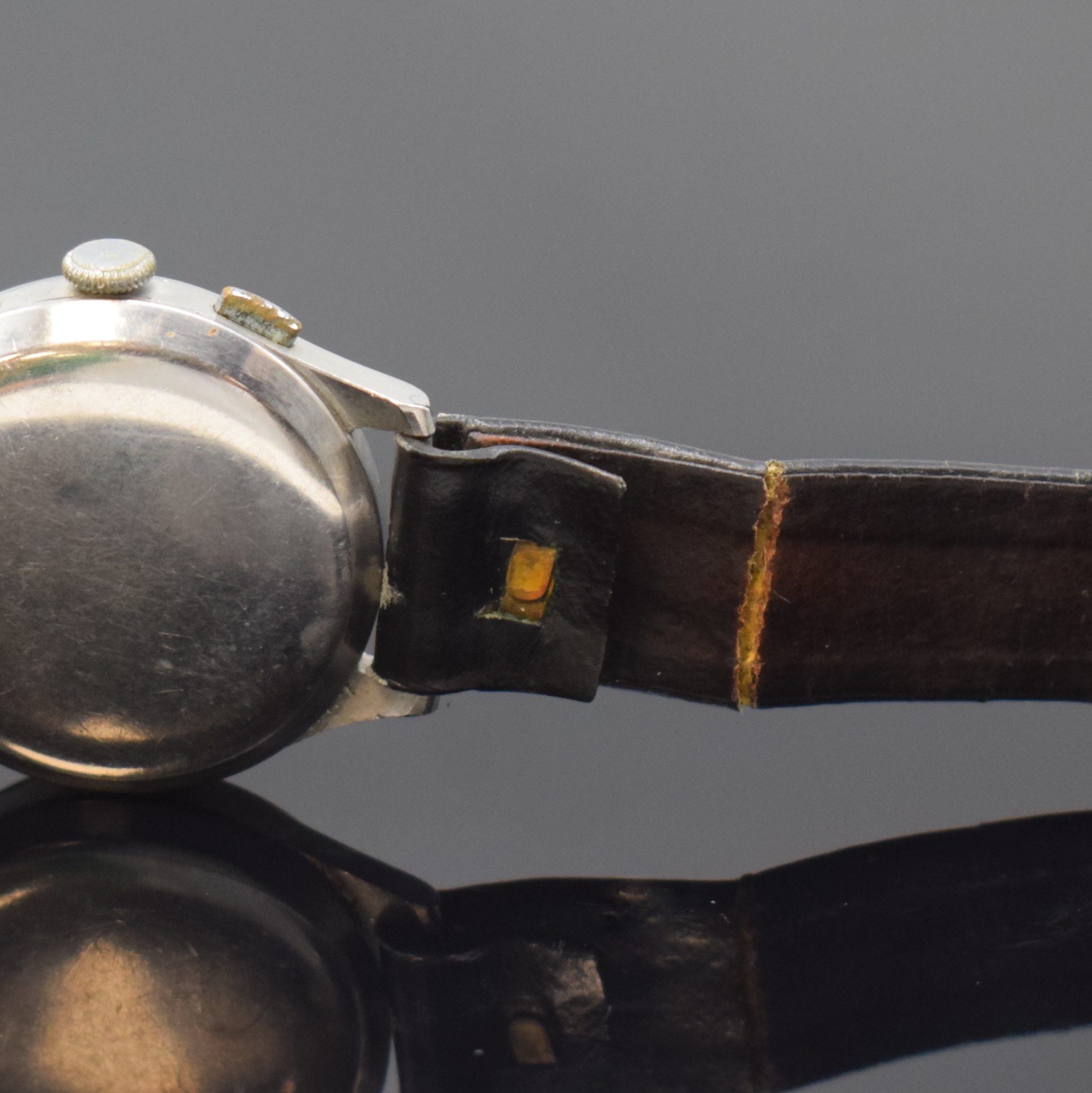 Detail b: ANGELUS Herrenarmbanduhr mit Schaltradchronograph in Stahl, Schweiz um 1945, Handaufzug, Boden und Glasrand aufgedr., schwarzes originales ...
