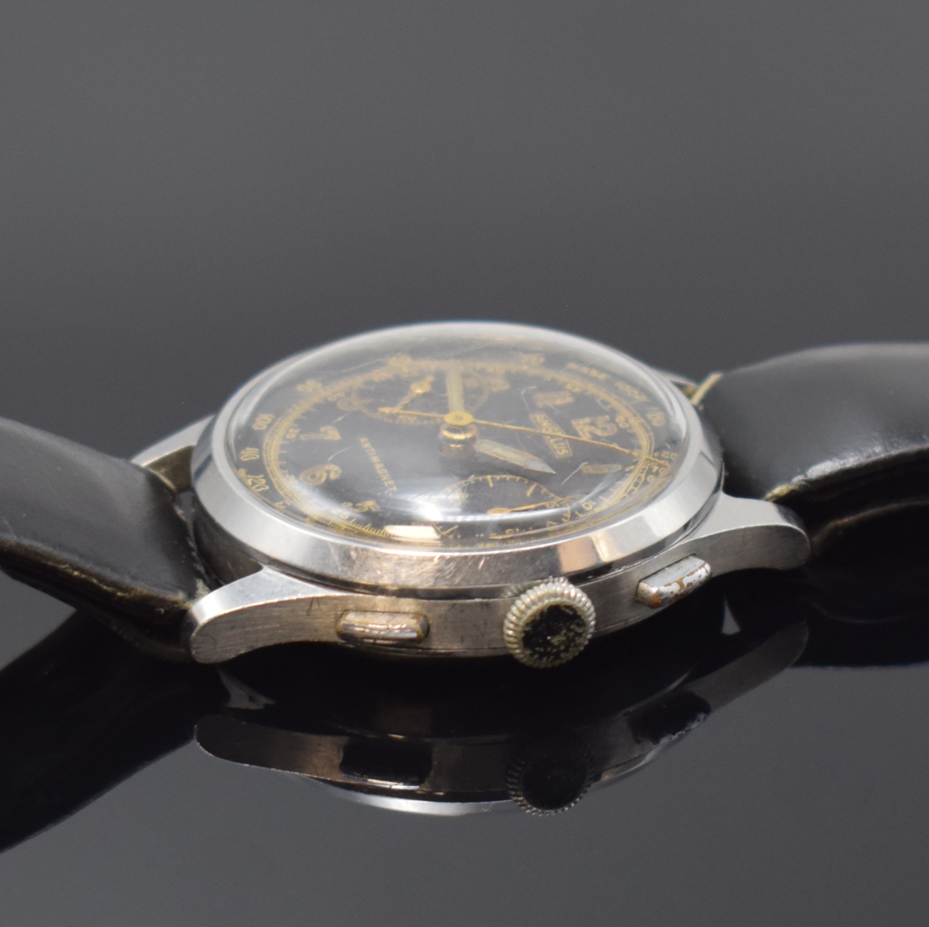 Detail c: ANGELUS Herrenarmbanduhr mit Schaltradchronograph in Stahl, Schweiz um 1945, Handaufzug, Boden und Glasrand aufgedr., schwarzes originales ...