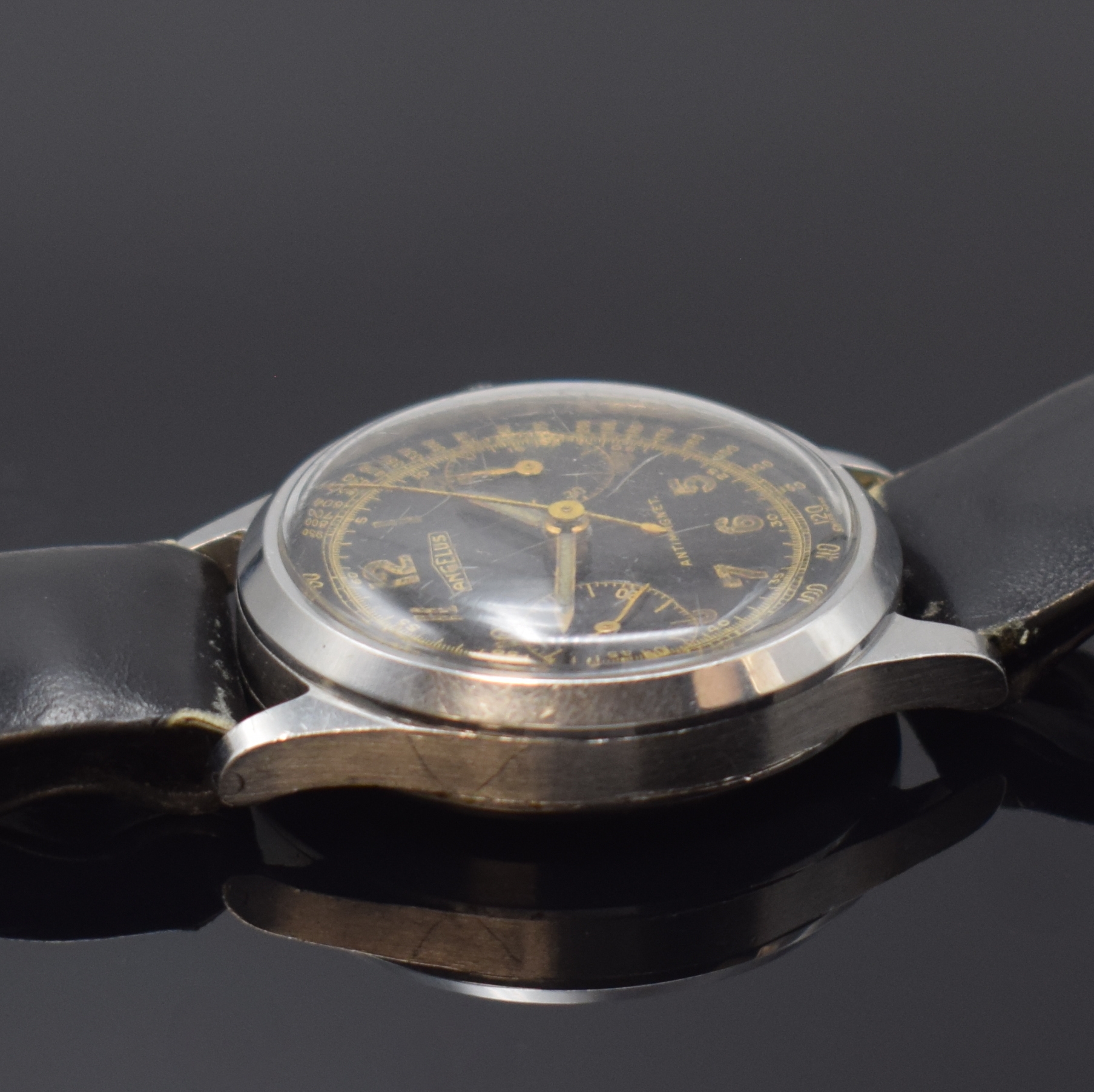 Detail d: ANGELUS Herrenarmbanduhr mit Schaltradchronograph in Stahl, Schweiz um 1945, Handaufzug, Boden und Glasrand aufgedr., schwarzes originales ...