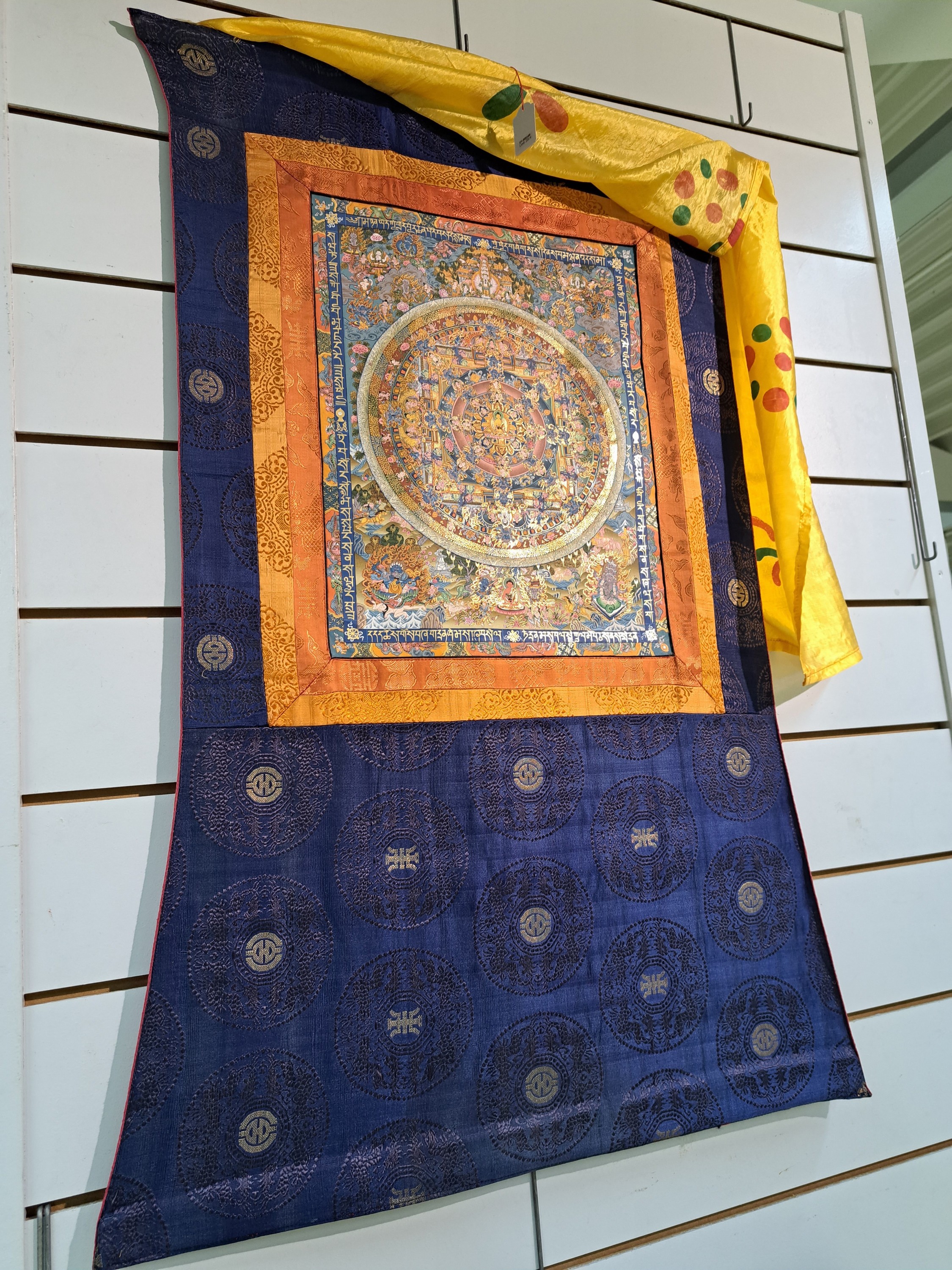 Detail b: Thangka, Nepal/Tibet, 20.Jh., feine Handmalerei, reiche Goldstaffage, auf Leinen, mit aufwändiger Stoffrahmung, Darstellung der Erscheinungsformen ...