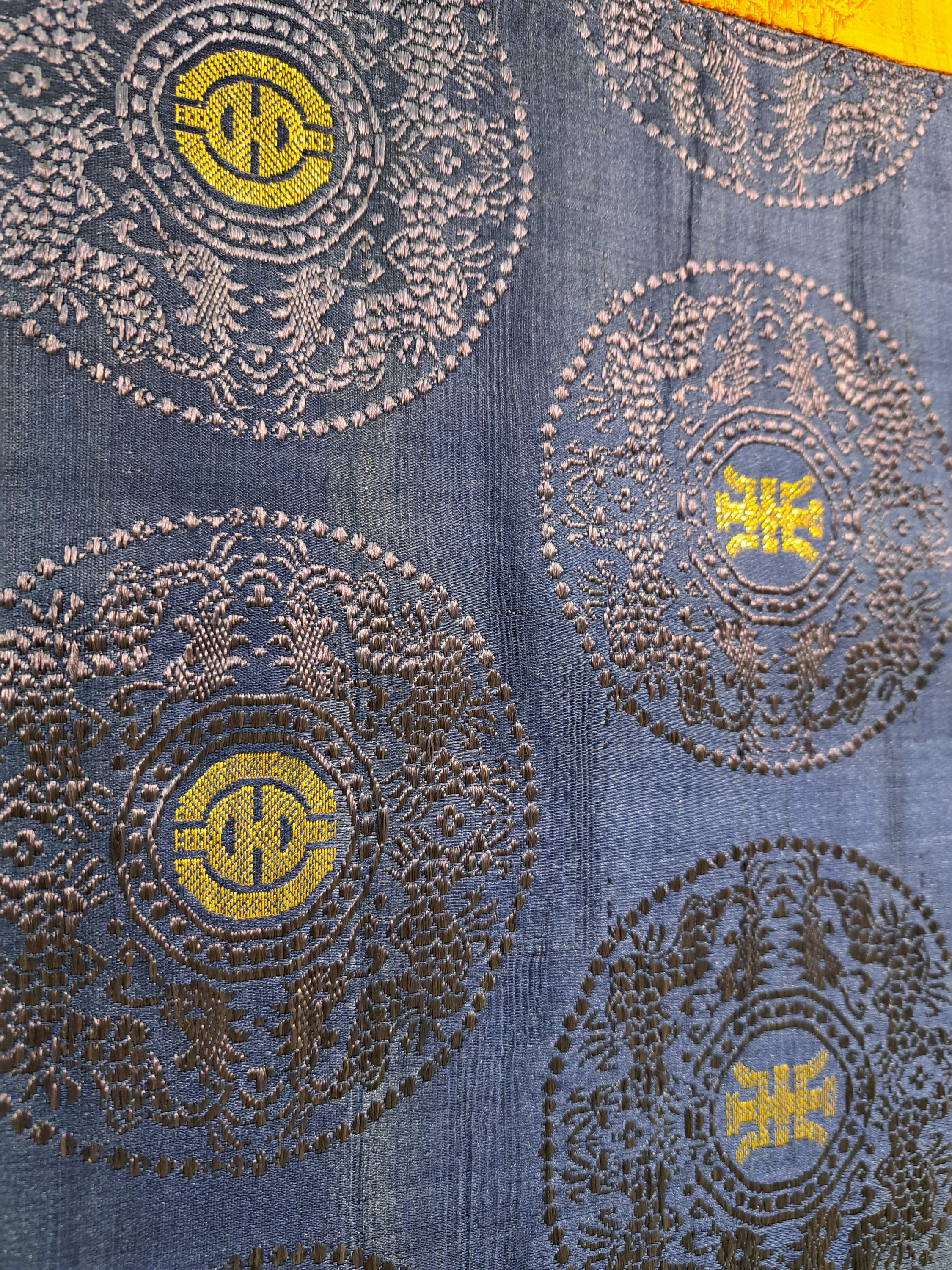 Detail d: Thangka, Nepal/Tibet, 20.Jh., feine Handmalerei, reiche Goldstaffage, auf Leinen, mit aufwändiger Stoffrahmung, Darstellung der Erscheinungsformen ...
