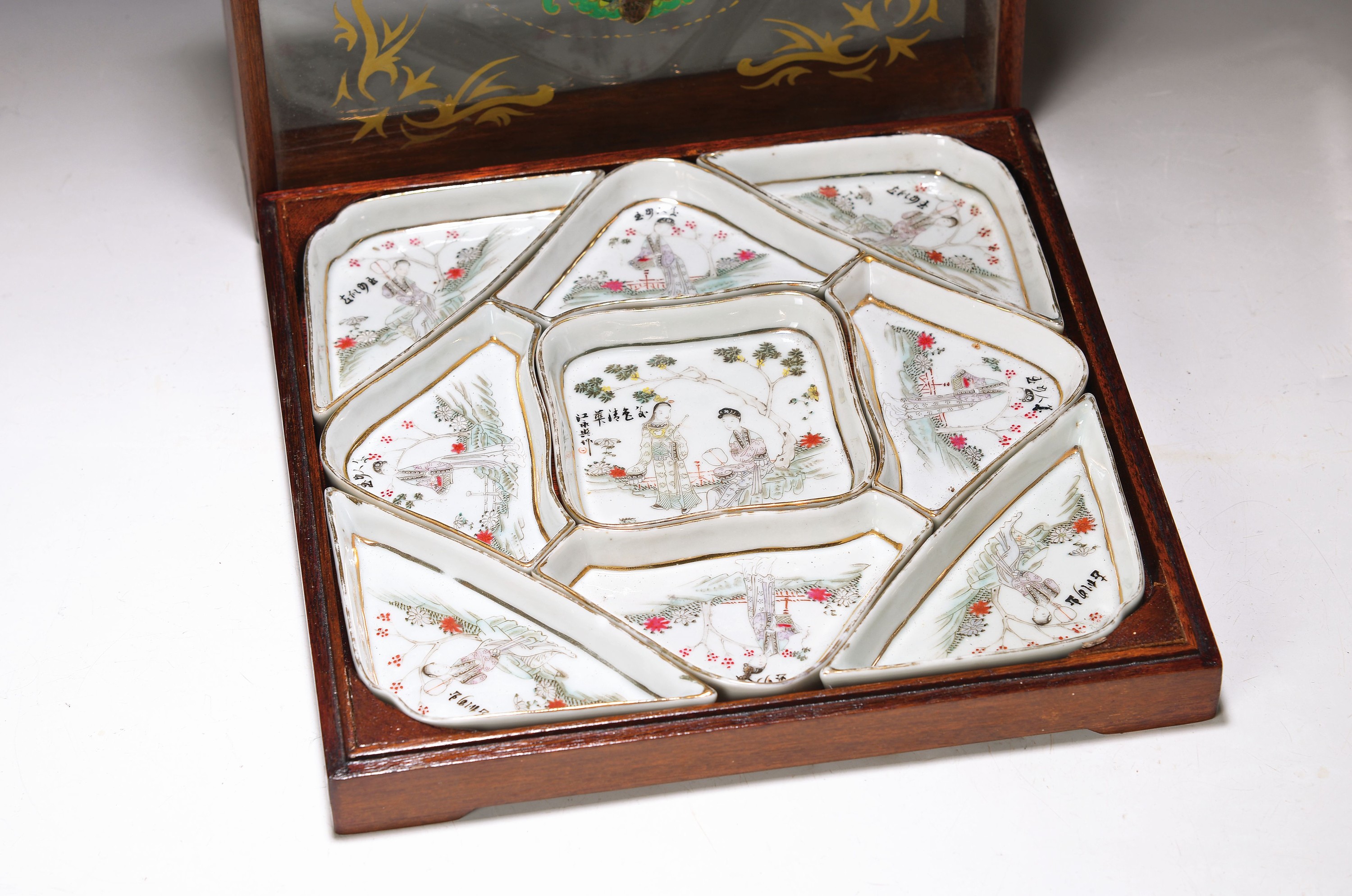 9-tlg. Servier-Set, China, Anfang 20.Jh., Porzellan, handbemalt mit häuslichen Figurenszenen, Goldstaffage, in orig. Präsentationskiste aus Holz ...