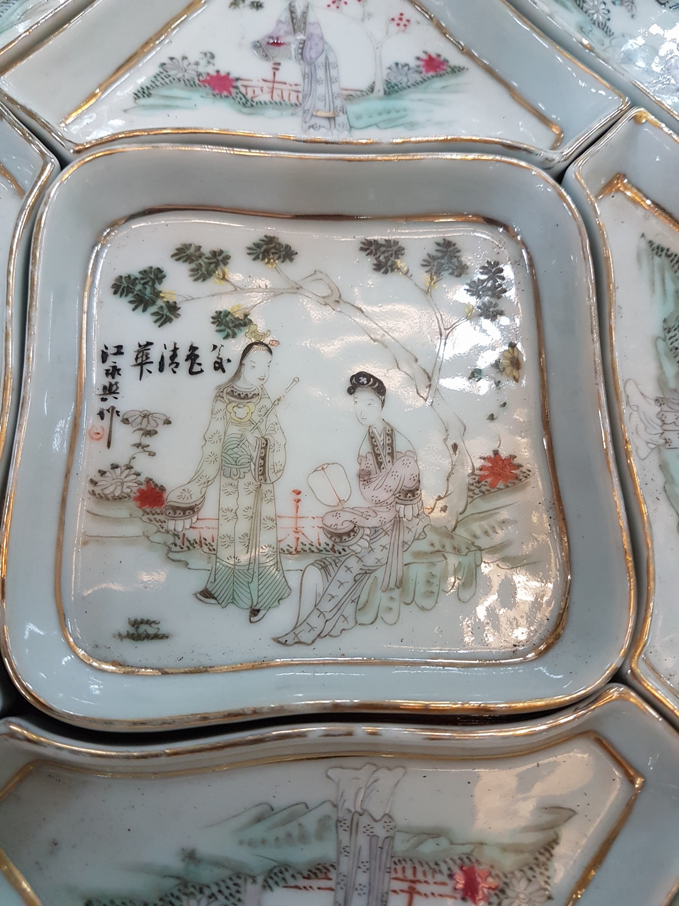 Detail b: 9-tlg. Servier-Set, China, Anfang 20.Jh., Porzellan, handbemalt mit häuslichen Figurenszenen, Goldstaffage, in orig. Präsentationskiste aus Holz ...