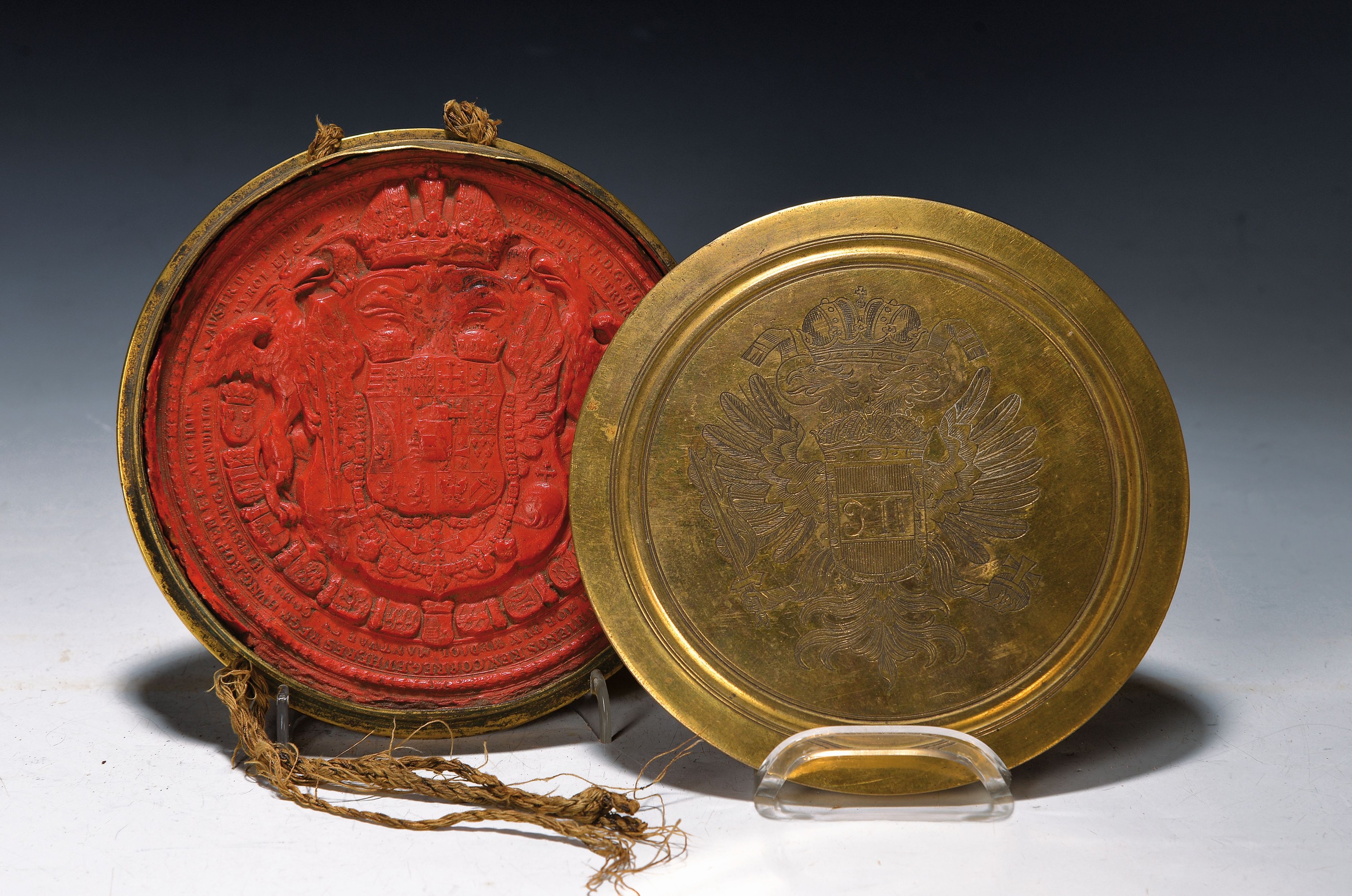 Lacksiegel der K.K. Monarchie, Doppeladler mit umlaufender Bezeichnung, Messingkapsel, graviert: Monogramm J II im Schild mit Doppeladler, D. 15 cm