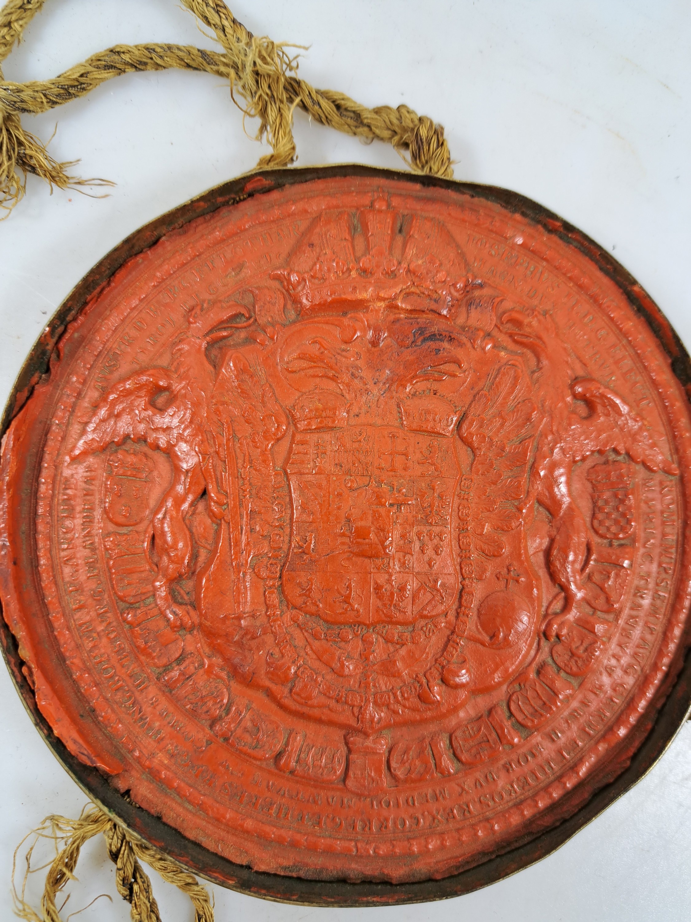 Detail a: Lacksiegel der K.K. Monarchie, Doppeladler mit umlaufender Bezeichnung, Messingkapsel, graviert: Monogramm J II im Schild mit Doppeladler, D. 15 cm