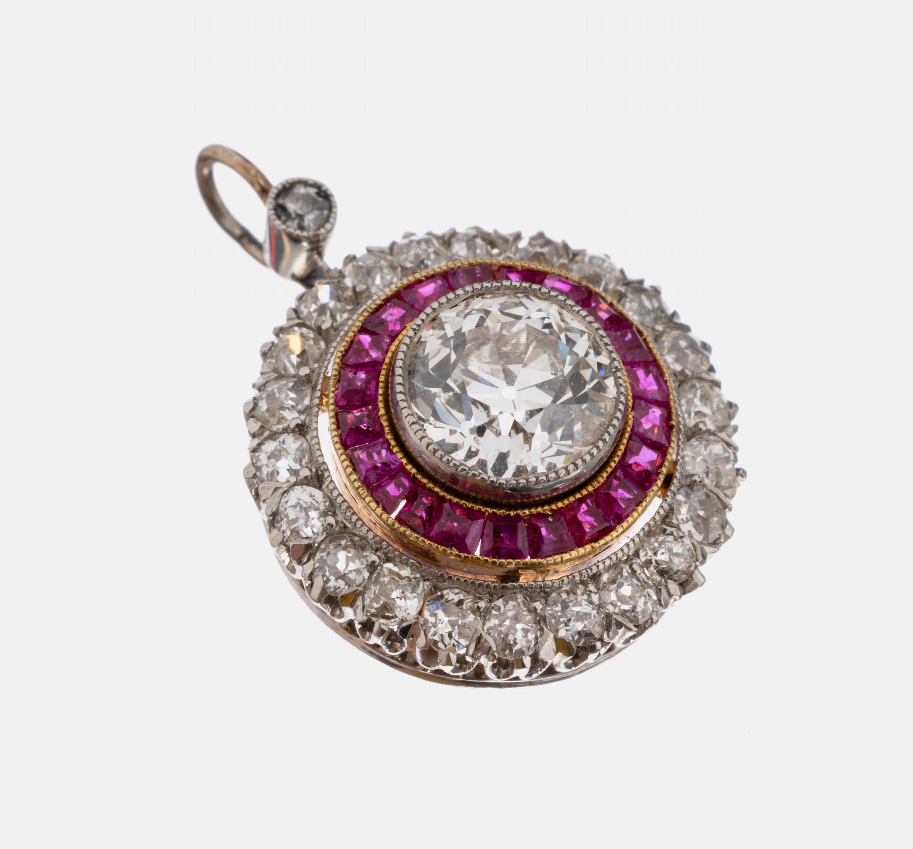 18 kt Gold Diamant-Rubin-Anhänger, 1930er Jahre, WG 750/000 gepr., 1 Altschliffdiamant ca. 1.00 ct Weiß-l. get. Weiß/si, 23 Altschliffdiamanten ...