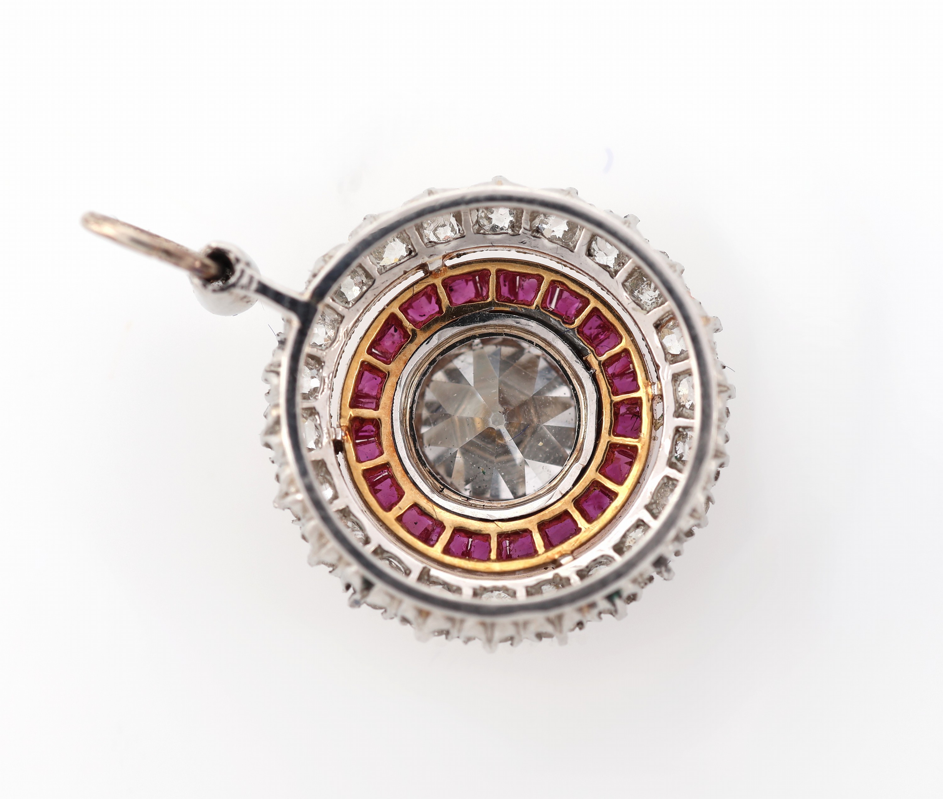 Detail b: 18 kt Gold Diamant-Rubin-Anhänger, 1930er Jahre, WG 750/000 gepr., 1 Altschliffdiamant ca. 1.00 ct Weiß-l. get. Weiß/si, 23 Altschliffdiamanten ...
