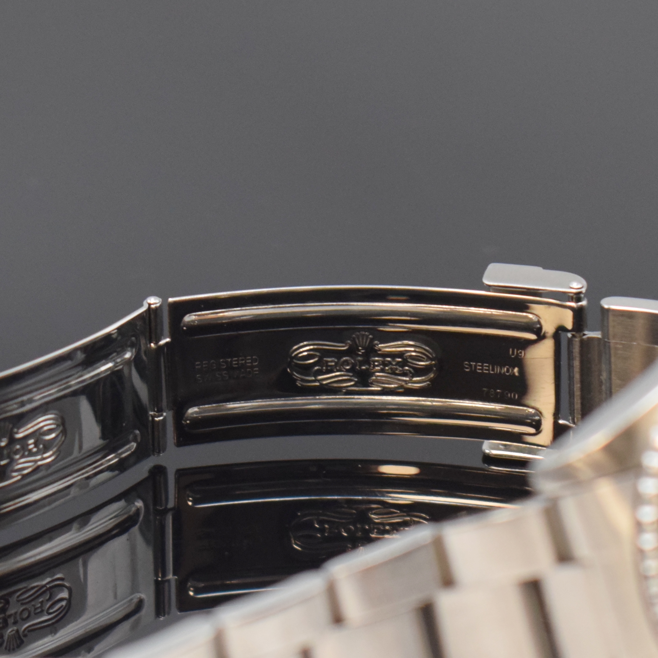 Detail d: ROLEX Oyster Perpetual Date GMT Master II Herrenarmbanduhr Referenz 16710, Schweiz um 1997, Automatik, Chronometer der Superlative in Edelstahl inkl. ...