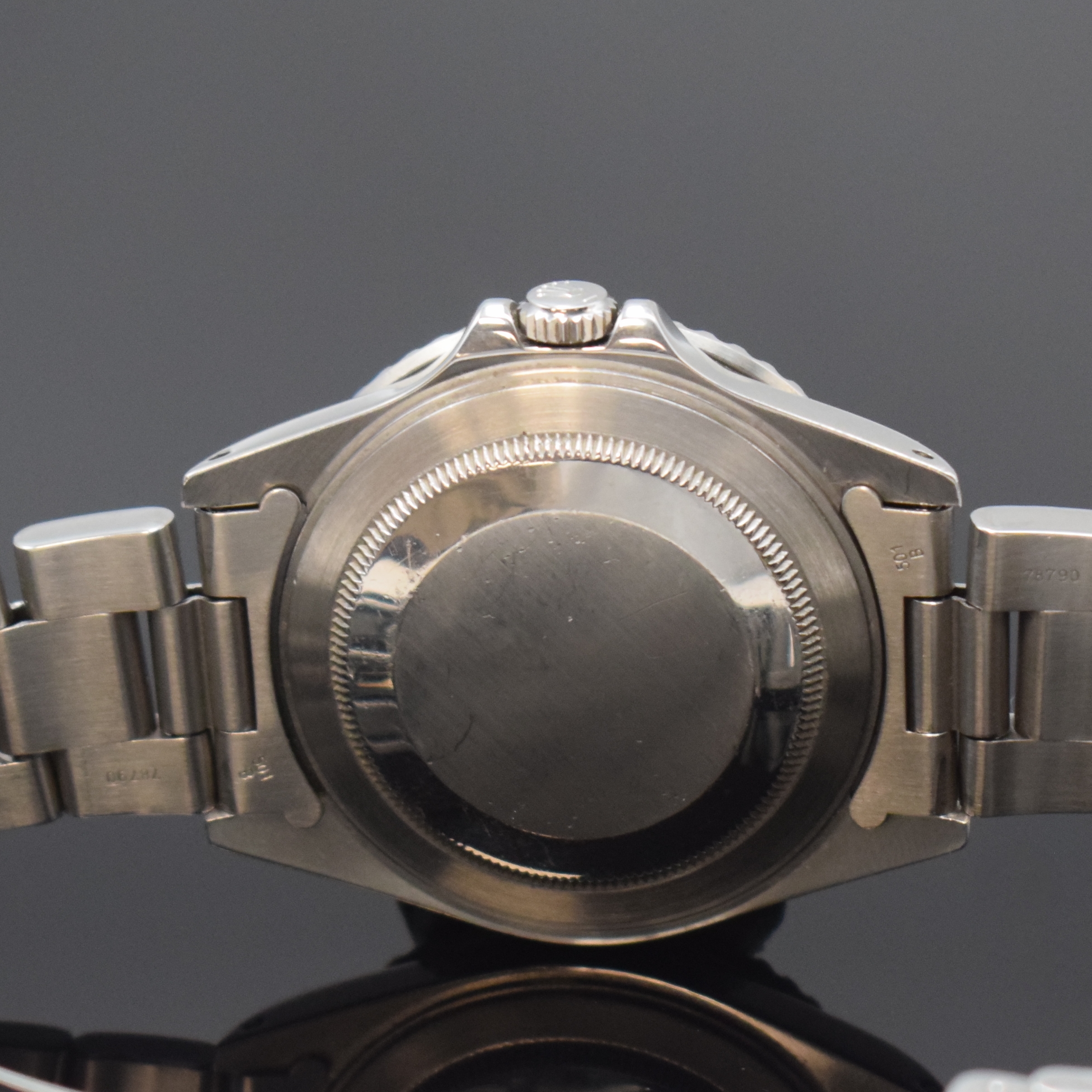Detail e: ROLEX Oyster Perpetual Date GMT Master II Herrenarmbanduhr Referenz 16710, Schweiz um 1997, Automatik, Chronometer der Superlative in Edelstahl inkl. ...