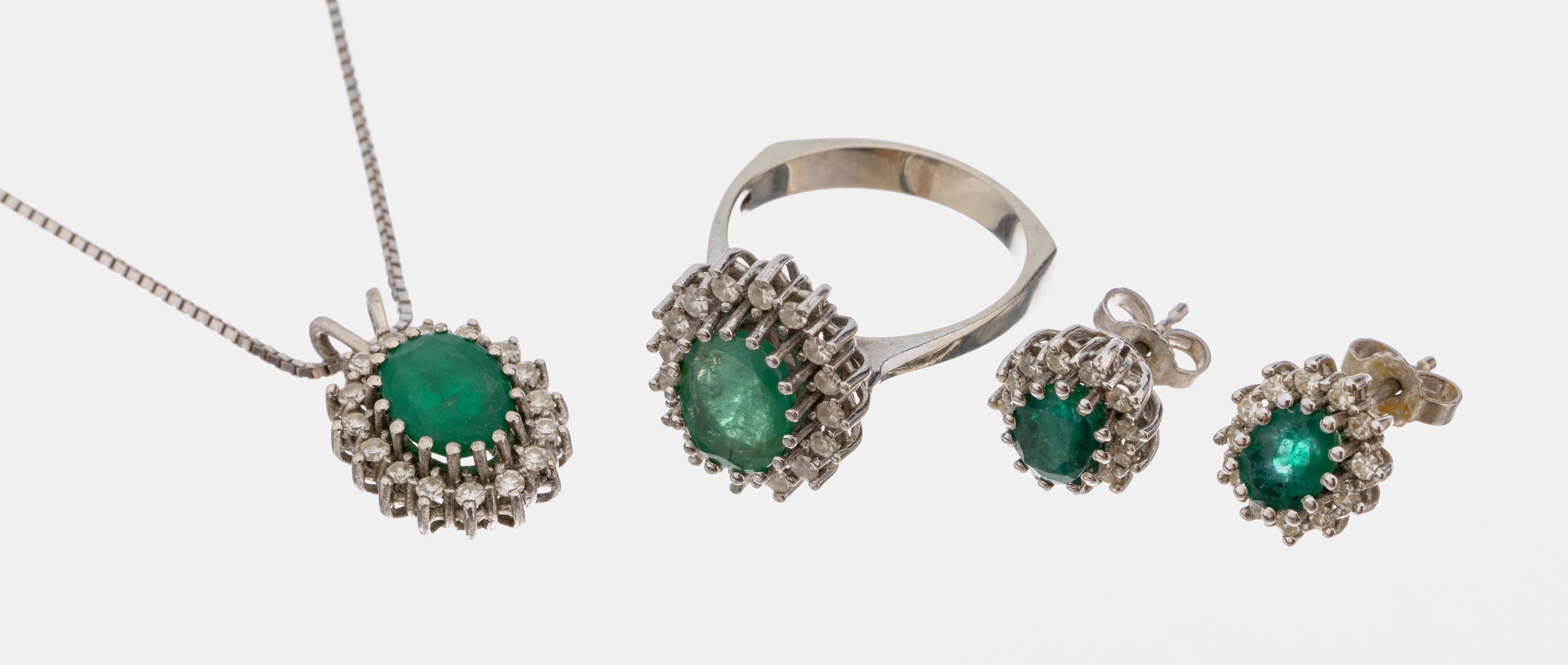 14 kt Gold Smaragd-Diamant-Schmuckset, WG 585/000, best. aus: Anhänger mit ovalfacett. Smaragd ca. 2 ct, umrahmt von 16 Diamanten zus. ca. 0.32 ct ...