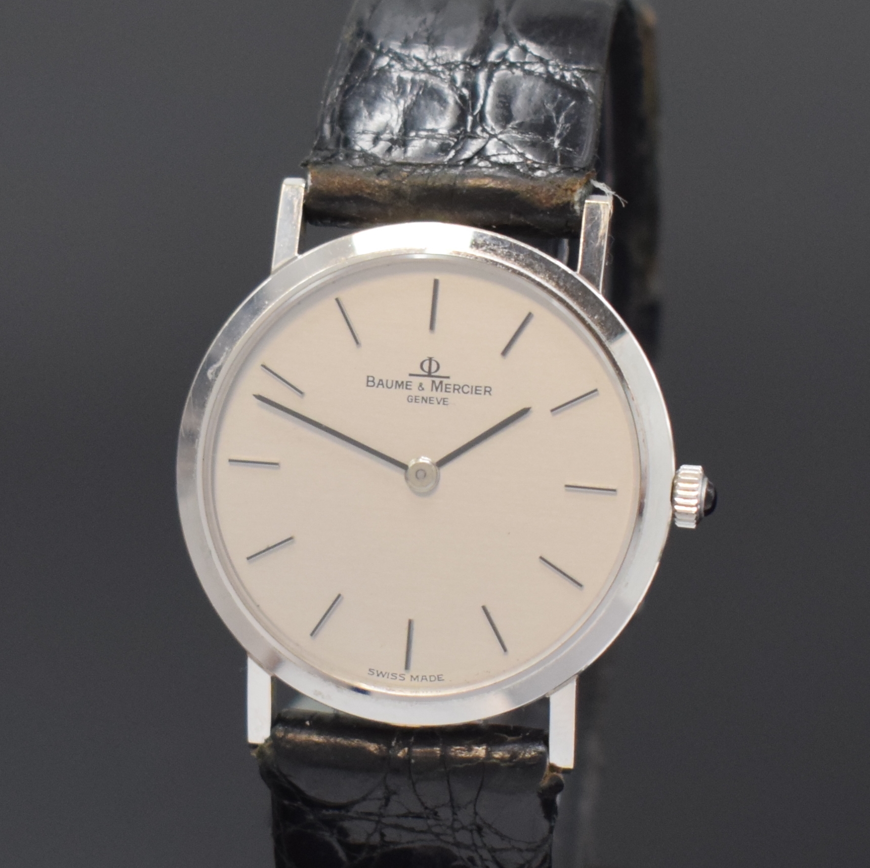 Detail a: BAUME & MERCIER Armbanduhr in WG 750/000 Referenz 35130, Handaufzug, Schweiz um 1990, 2-teil. Geh., Boden m. Eigentümergravur aufgedr., silb. ...