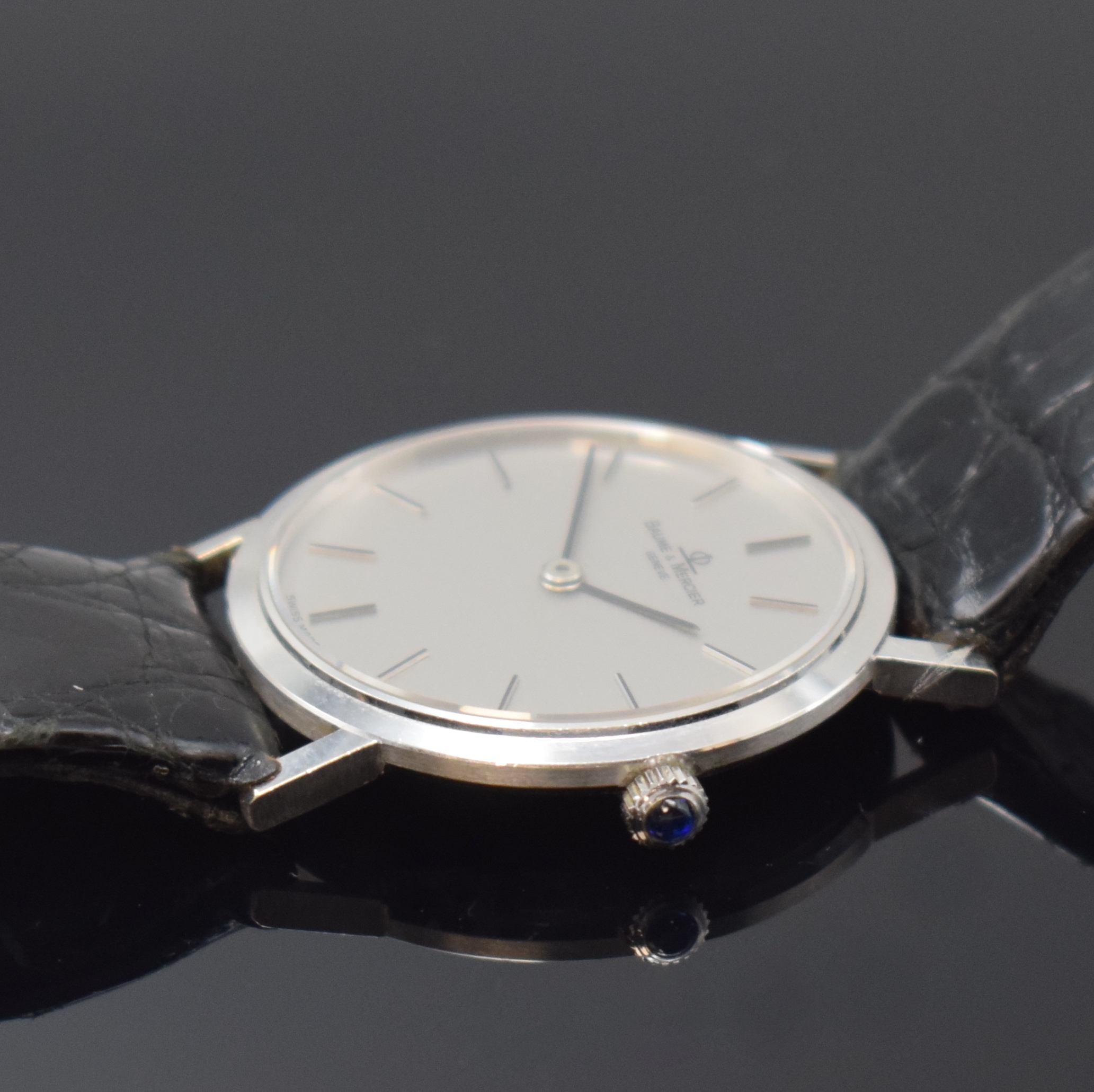 Detail b: BAUME & MERCIER Armbanduhr in WG 750/000 Referenz 35130, Handaufzug, Schweiz um 1990, 2-teil. Geh., Boden m. Eigentümergravur aufgedr., silb. ...