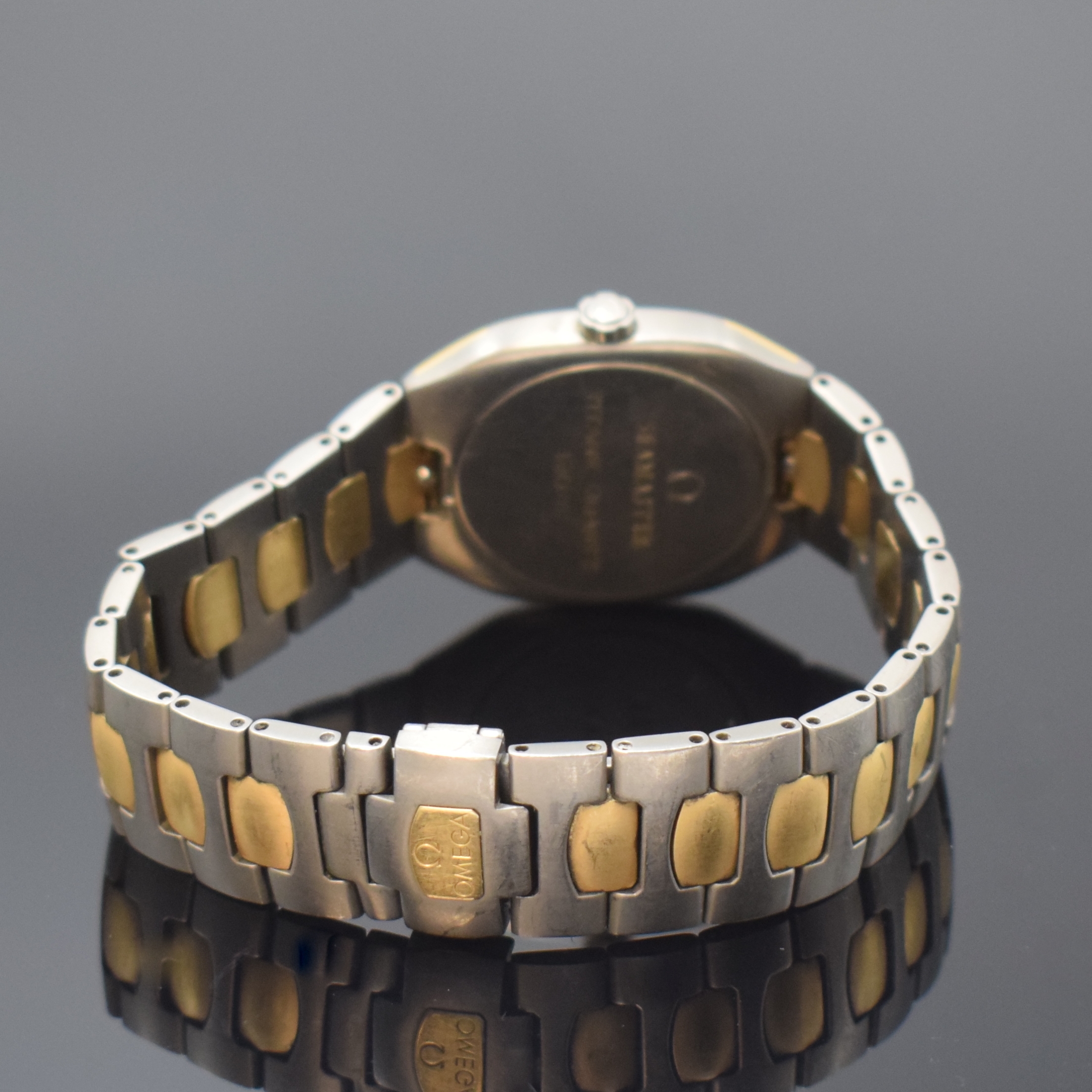Detail b: OMEGA Herrenarmbanduhr Seamaster Polaris Referenz 1960291/3960981, Schweiz um 1985, Titan/Gold kombiniert inkl. Gliederband m. Faltschl., Boden ...