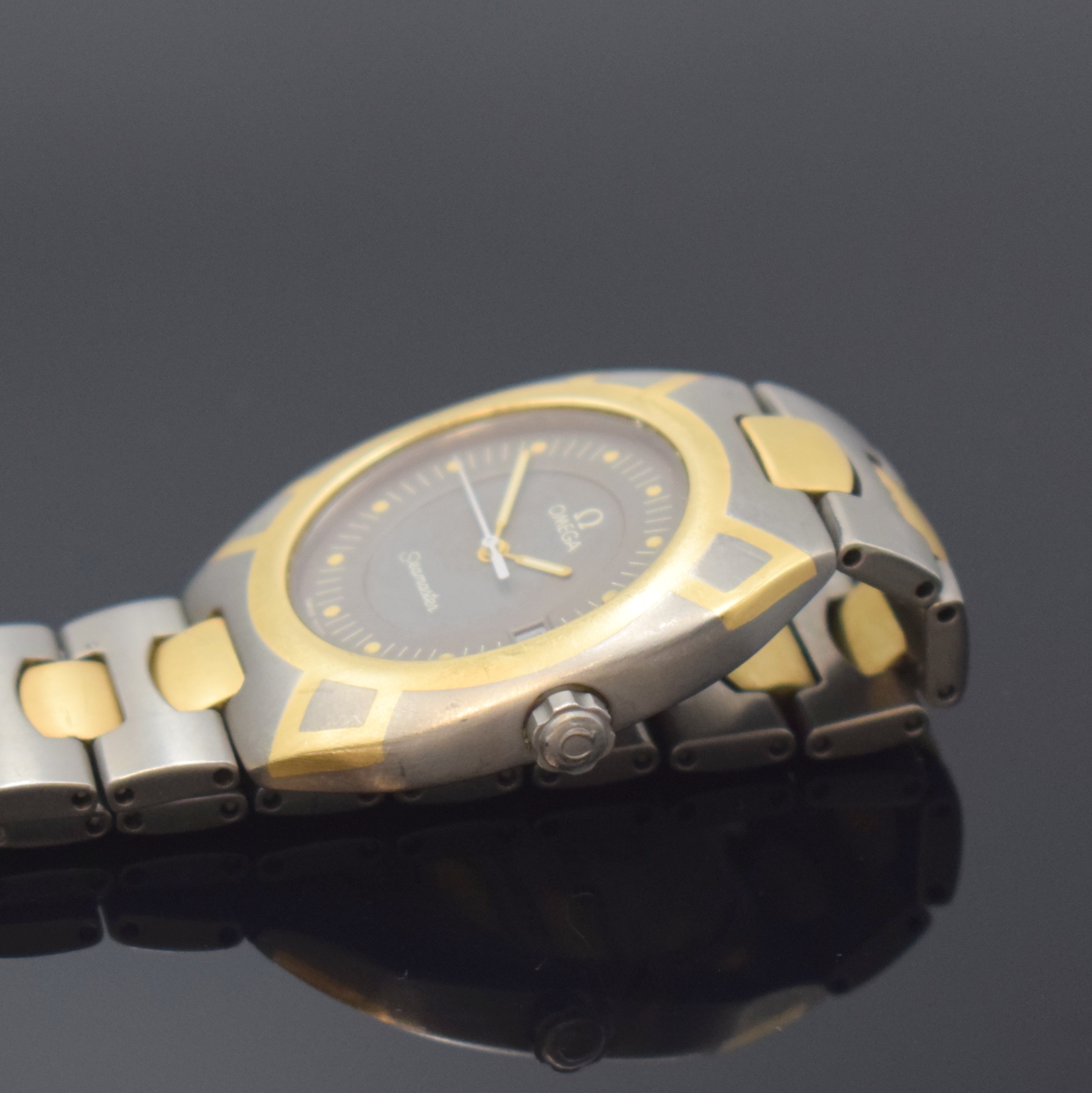 Detail c: OMEGA Herrenarmbanduhr Seamaster Polaris Referenz 1960291/3960981, Schweiz um 1985, Titan/Gold kombiniert inkl. Gliederband m. Faltschl., Boden ...