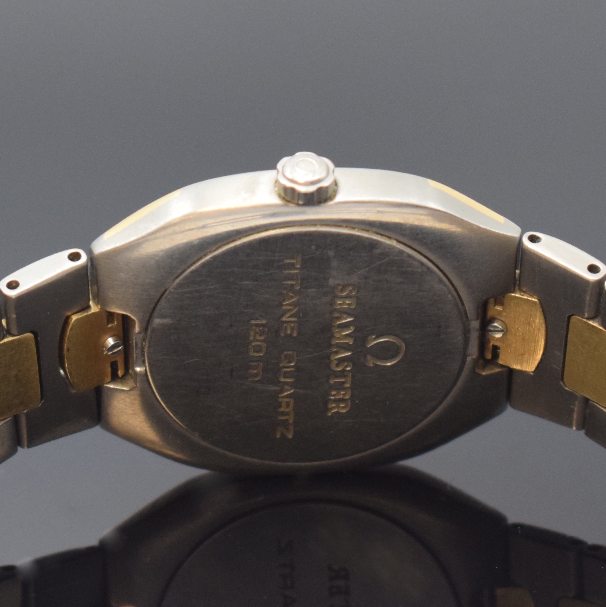Detail d: OMEGA Herrenarmbanduhr Seamaster Polaris Referenz 1960291/3960981, Schweiz um 1985, Titan/Gold kombiniert inkl. Gliederband m. Faltschl., Boden ...