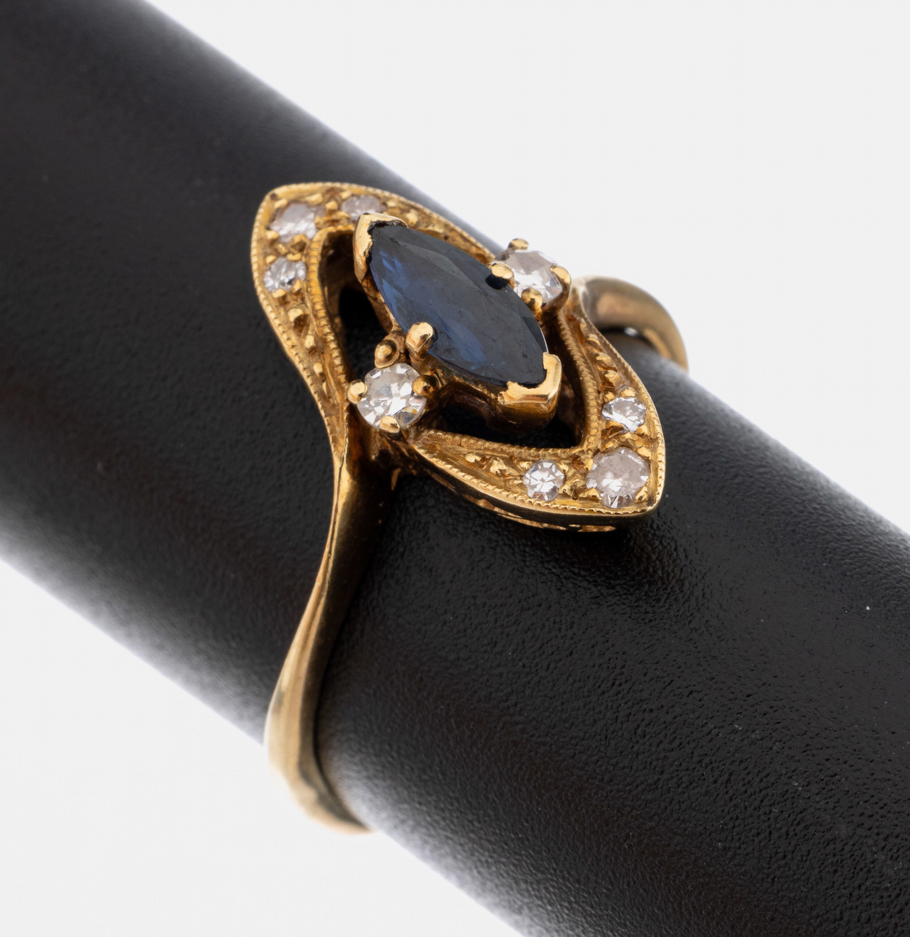 14 kt Gold Saphir-Diamant-Ring, GG 585/000,Unterkaderung, Saphirnavettes ca. 0.25 ct, 8 8/8-Diamanten zus. ca. 0.12 ct Weiß/si, Millegriffverz., RW ...
