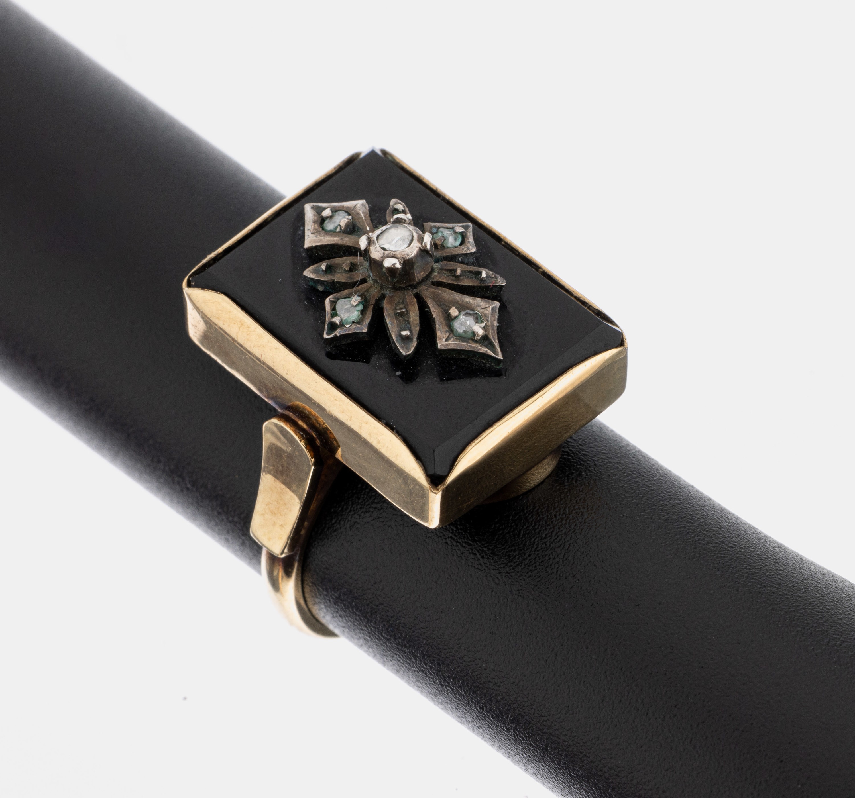 14 kt Gold Diamant-Onyx-Ring, Niederlande um 1920, GG 585/000, rechteckige Onyxplatte mit aufgelegtem Silber und Diamantrosen, RW 50, ca. 6.1 g, ...