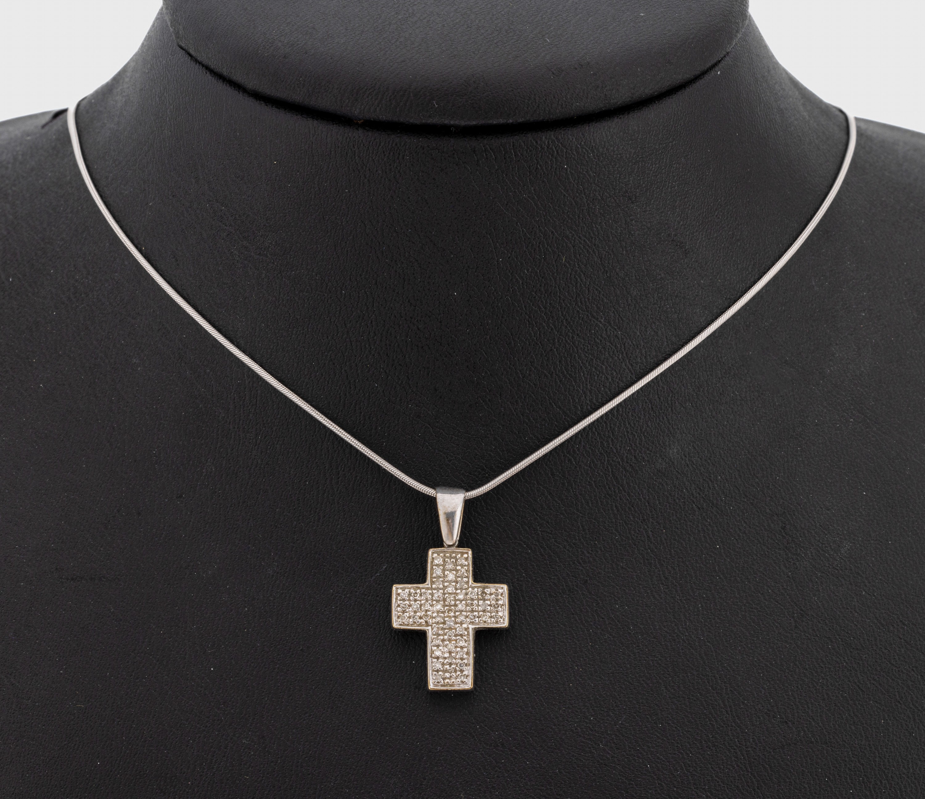 14 kt Gold Diamant-Kreuzanhänger, WG 585/000, Diamanten zus. ca. 0.26 ct Weiß-get. Weiß/p, an feiner Schlangenkette, L. ca. 44 cm, ...