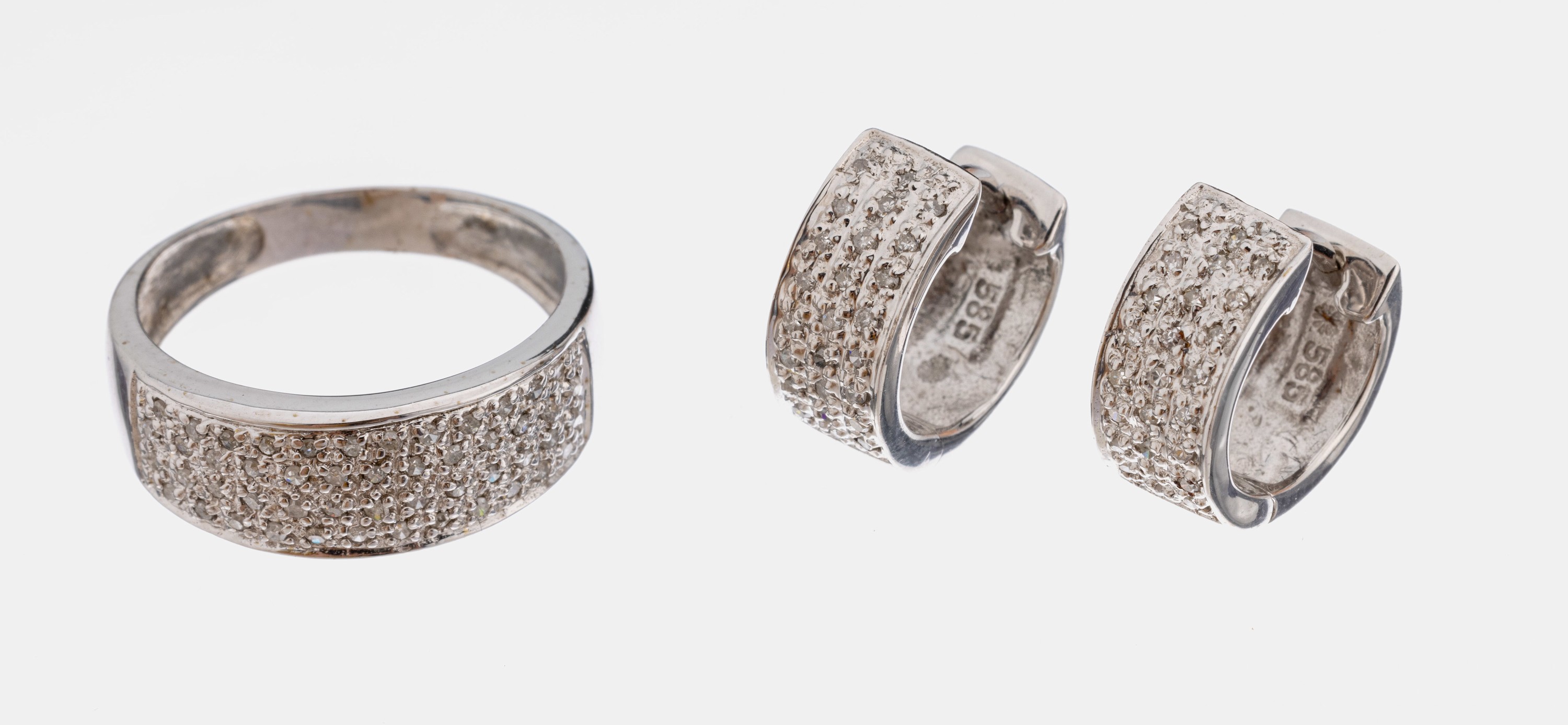 14 kt Gold Diamant-Schmuckset, WG 585/000, best. aus: Ring mit Diamanten zus. ca. 0.23 ctWeiß/p, RW 54, Paar Ohrcreolen mit Diamanten zus. ca. 0.24 ...